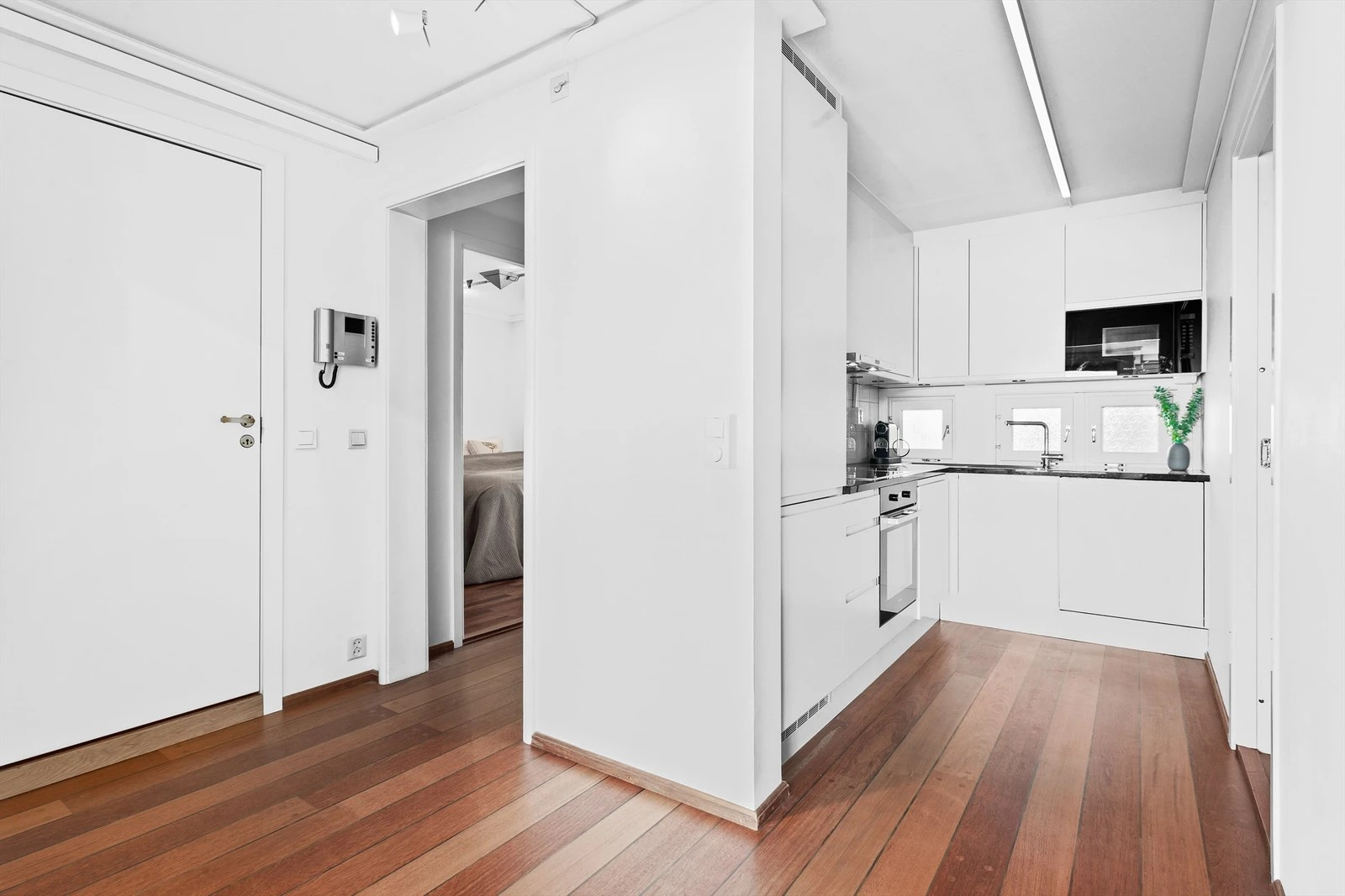 Nyere kjøkken med integrerte hvitevarer. Galleribilde