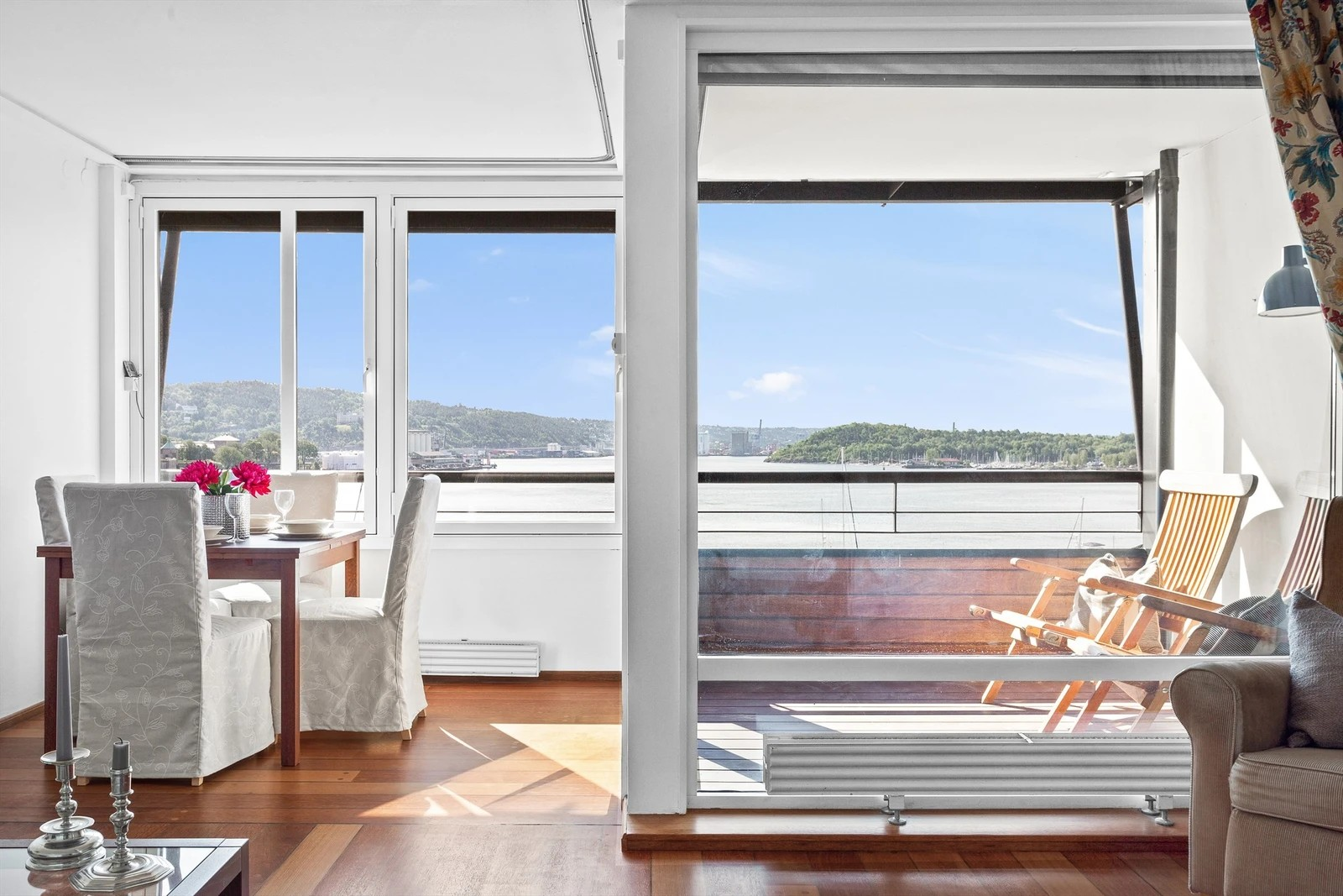 Utsikten fra leiligheten er like flott dagtid og kveldstid. Galleribilde