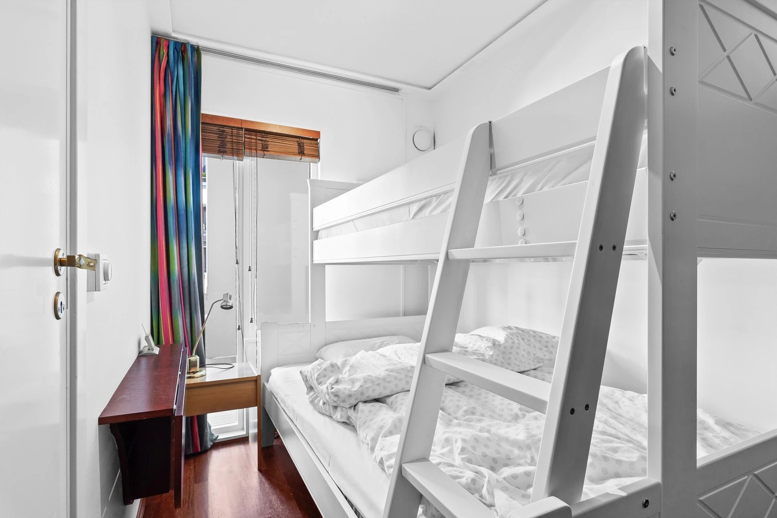 Soverom 2 vender også mot svalgangen. Det er ikke lenger familiekøye på dette rommet. Galleribilde