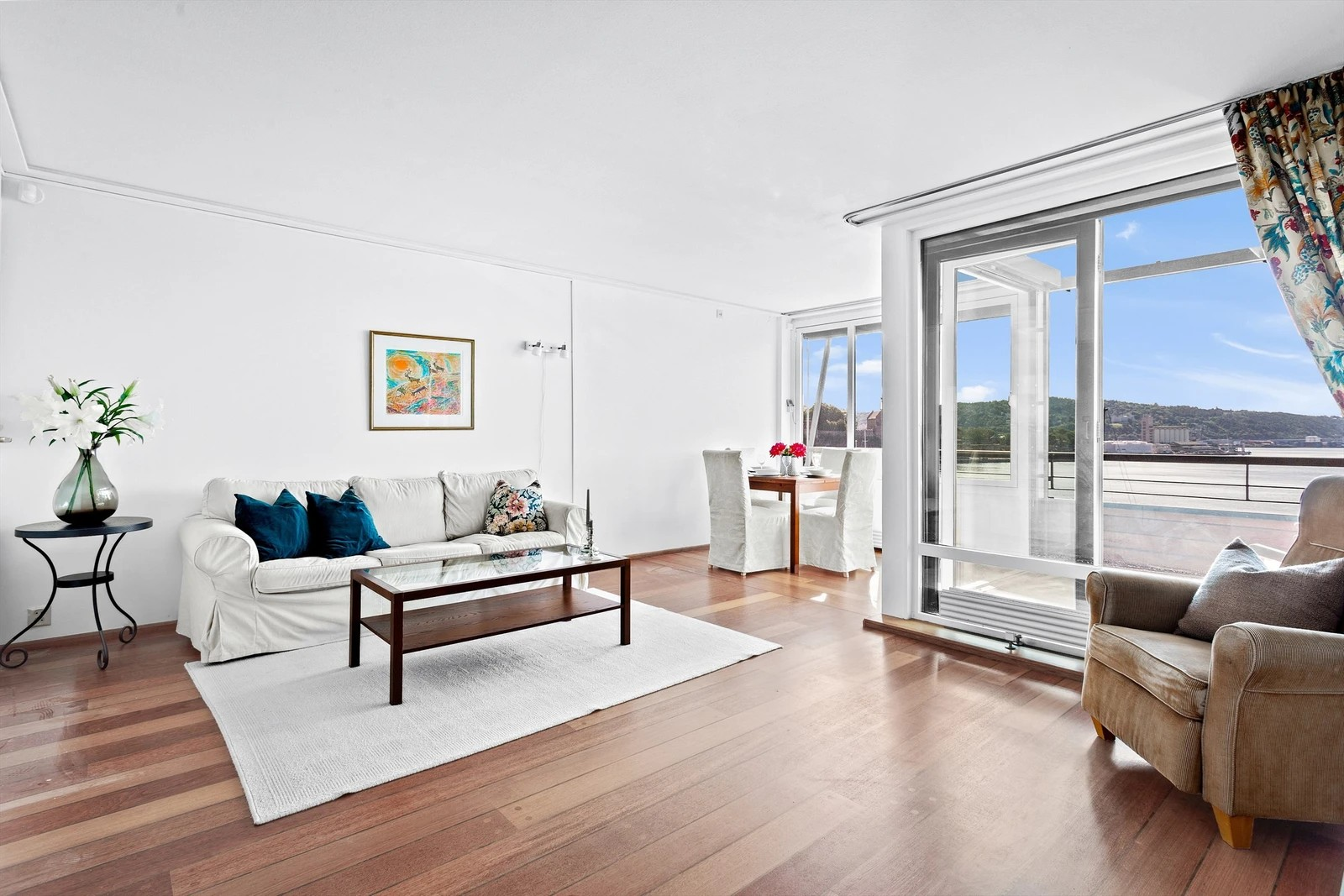 Store vinduer gir godt med dagslys. Flott skipsgulv i hele leiligheten. Galleribilde