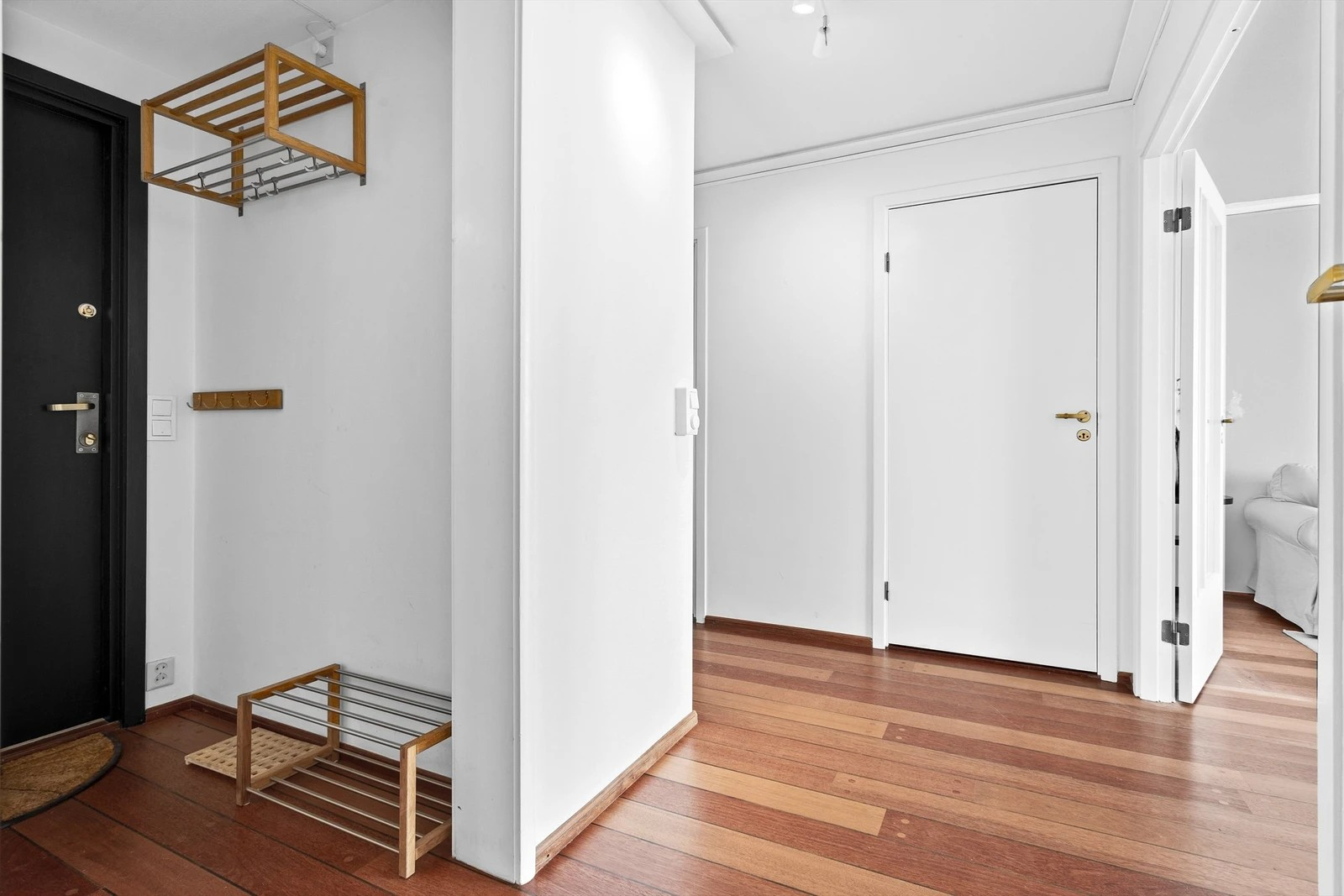 Gang med plass til å henge fra seg yttertøy. Praktisk bod i tilknytning til gangen. Galleribilde