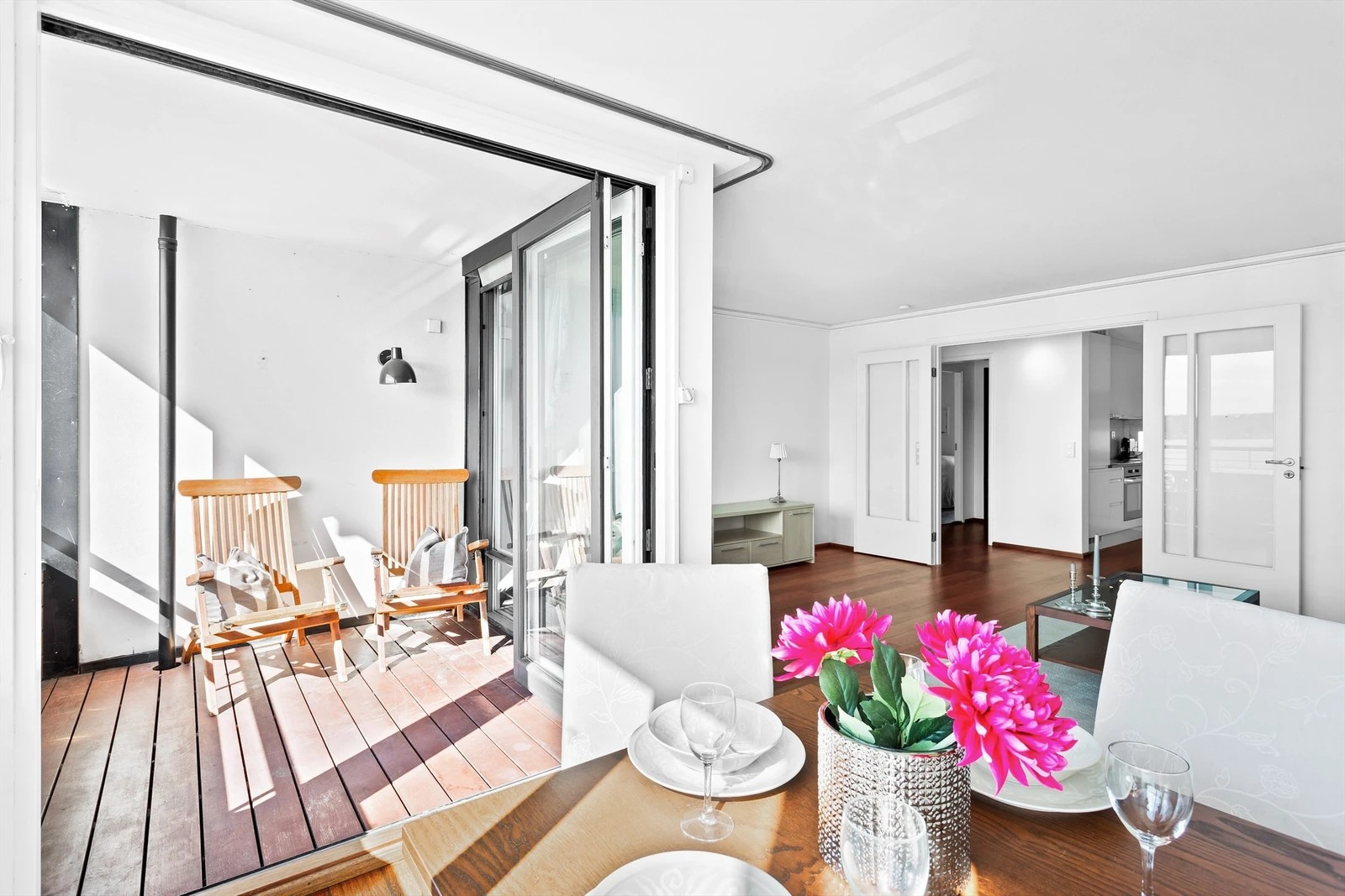 Stue med utgang til balkong. Doble dører ut mot kjøkkenet. Galleribilde