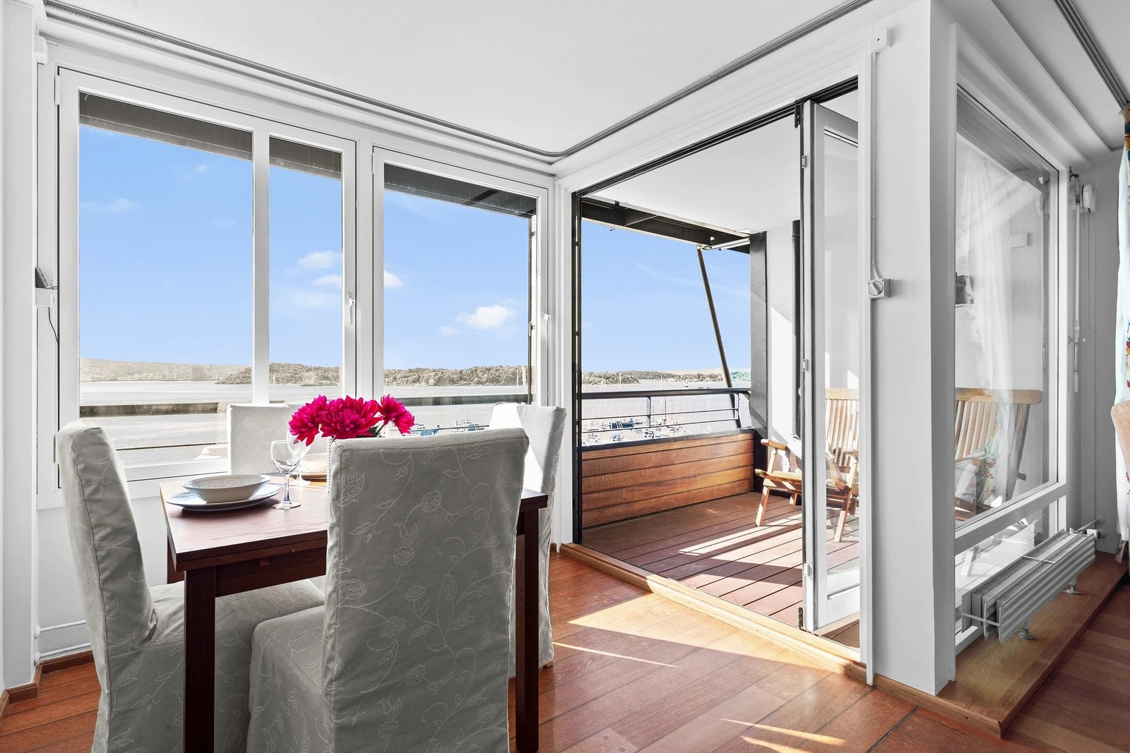 Fra stuen er det utgang til hyggelig overbygget balkong. Galleribilde