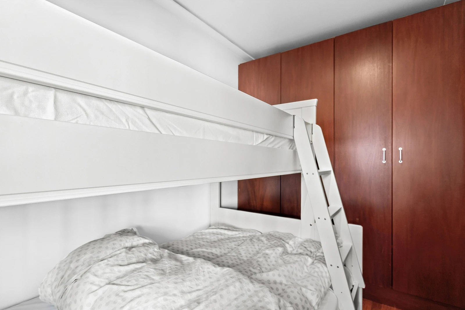 Godt med garderobeskap på soverom 2. Familiekøyen er erstattet av en vanlig seng. Galleribilde