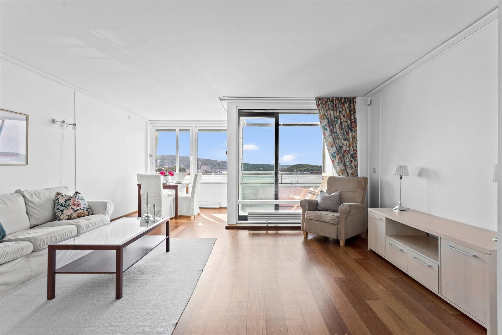 Stuen er lys og romslig. Galleribilde