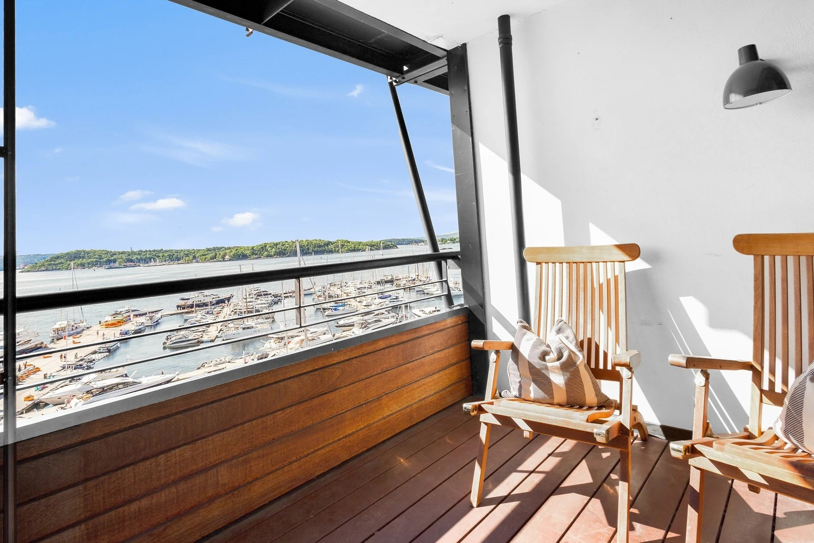 Balkong med morgen- og formiddagssol. Galleribilde