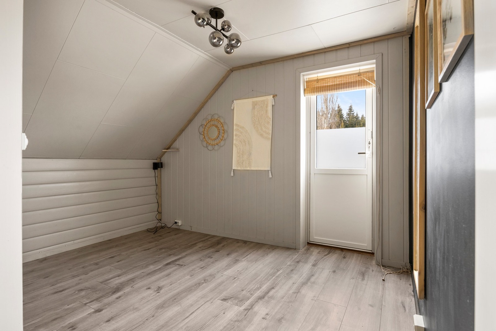 Fra omkledningsrom er det videre adkomst til soverom på 7,5 kvm. Galleribilde