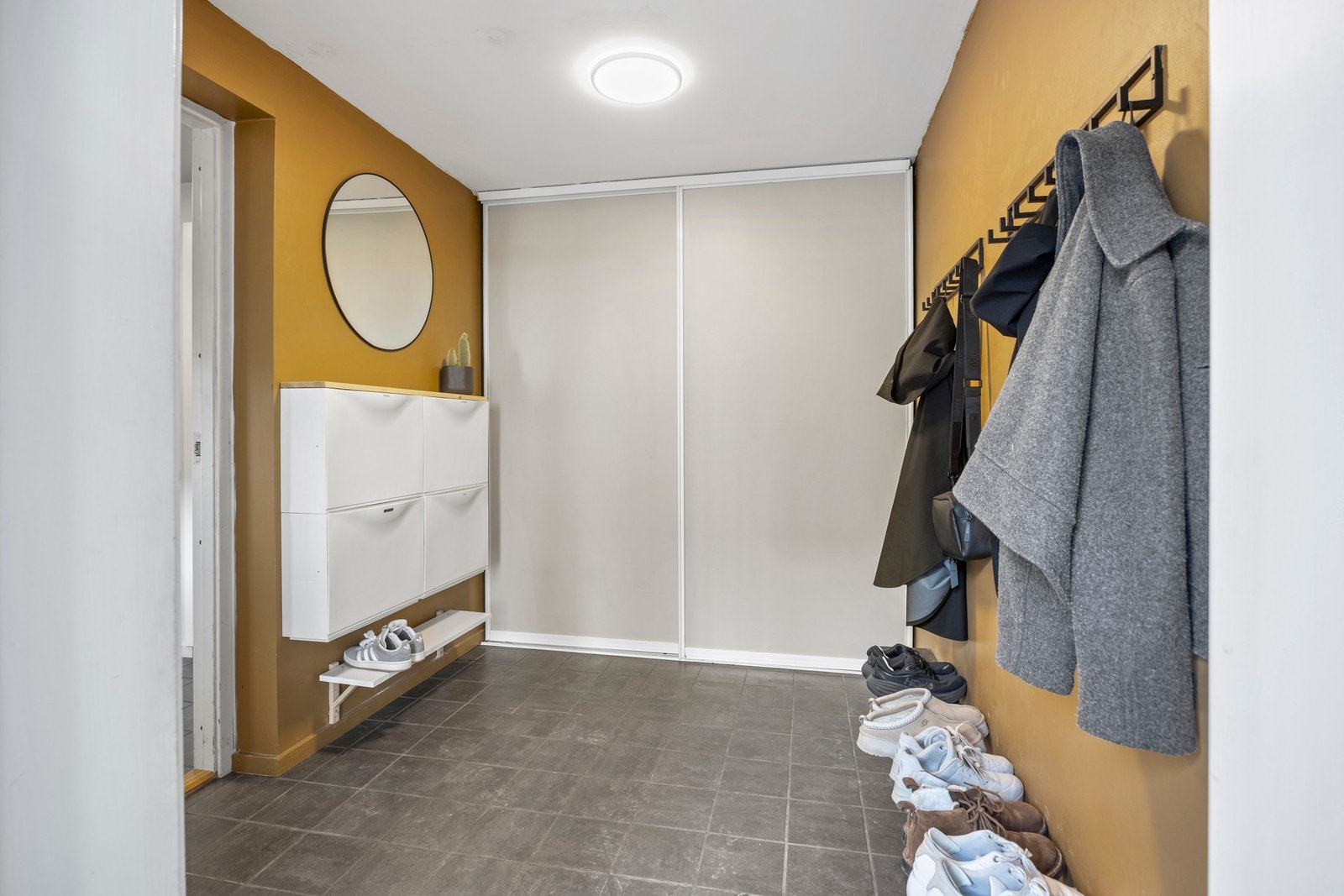 Entré - ca 6,5 kvm. Med praktisk skyvedørsgarderobe. Galleribilde