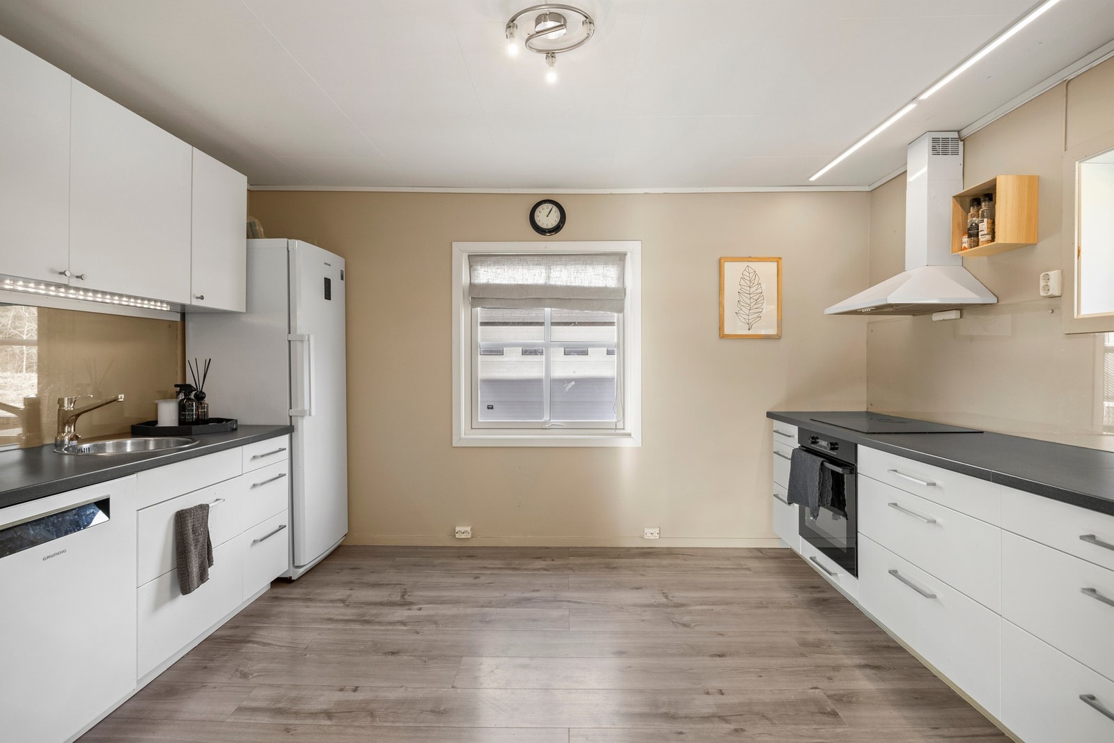 Kjøkken - 12,5 kvm. Godt med benk- og oppbevaringsplass Galleribilde