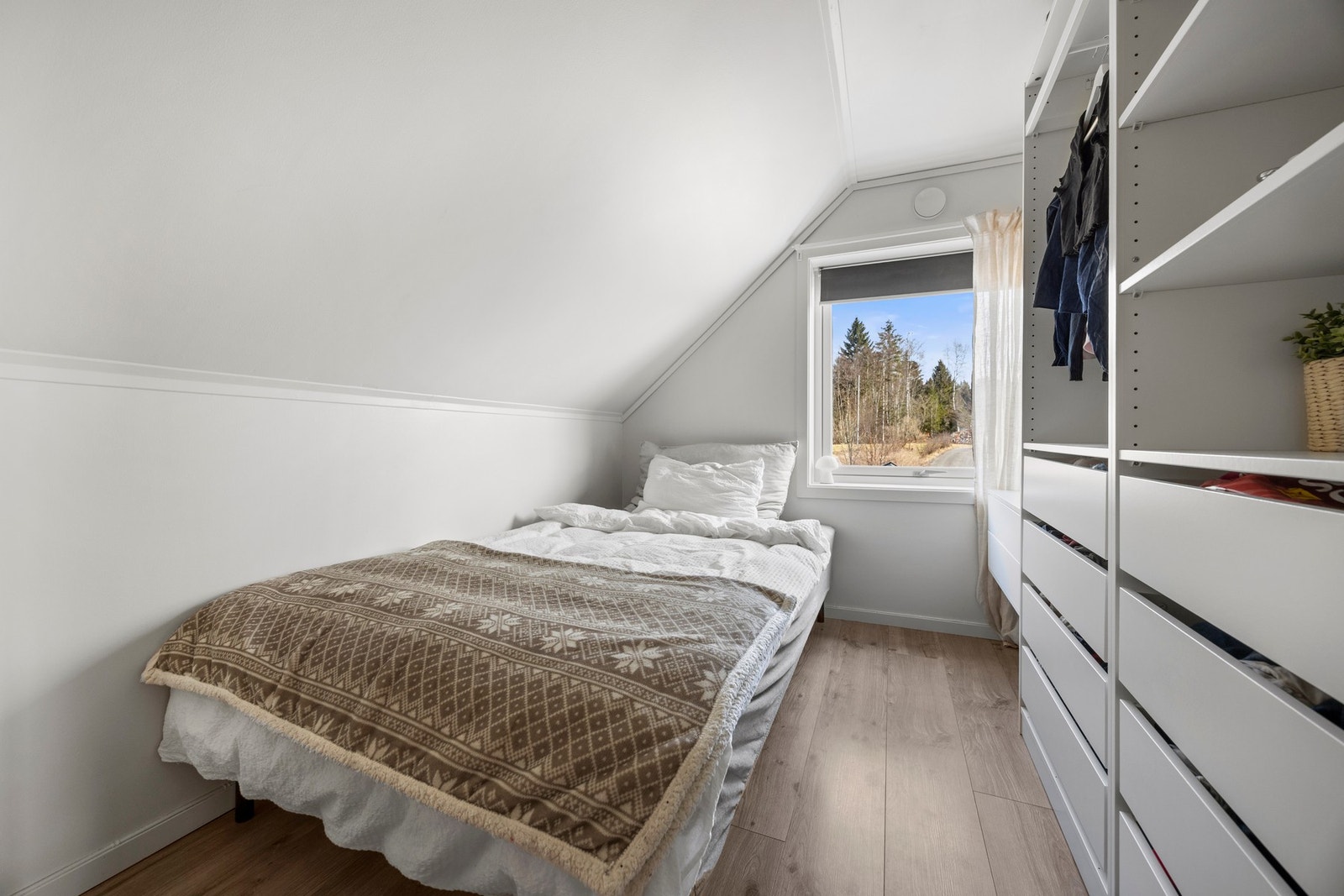 Soverom - 6,5 kvm. Utstyrt med praktisk garderobe. Galleribilde