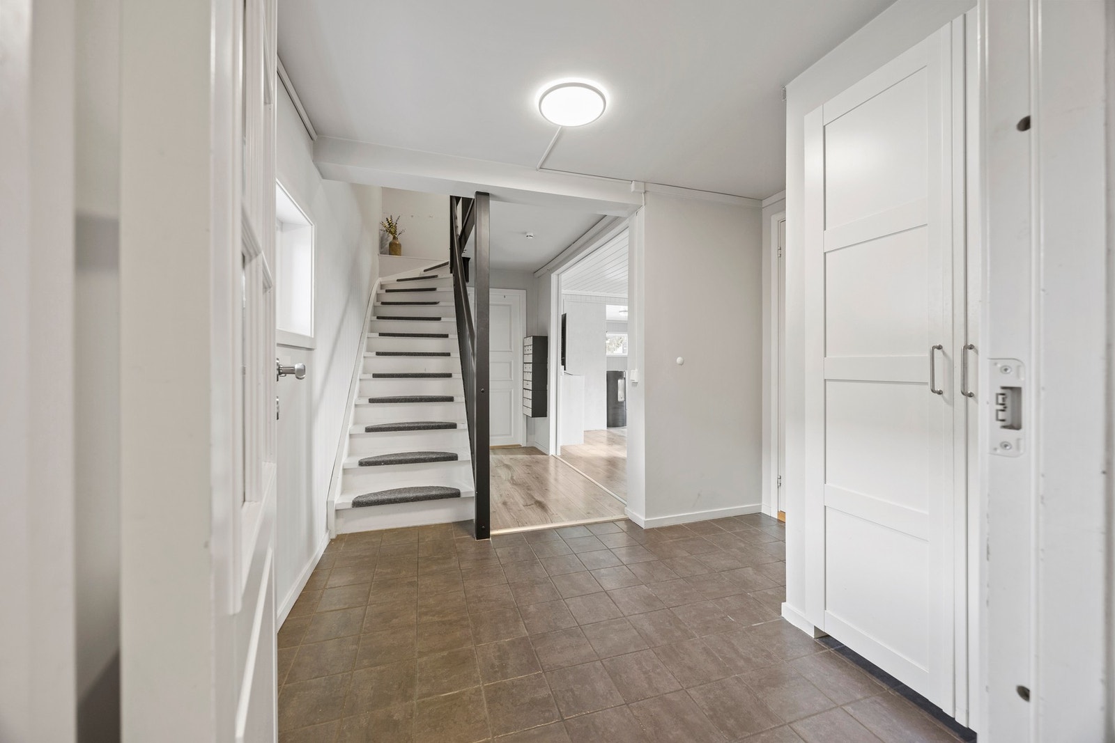 Gang - 9 kvm. Dør inn til bad/vaskerom og entré Galleribilde