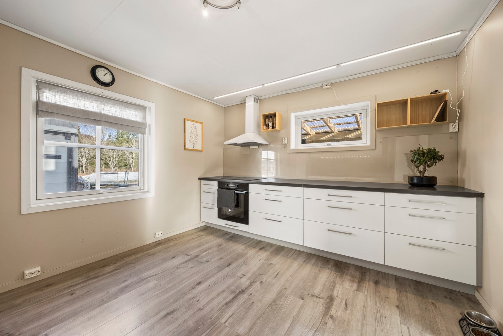 Pen kjøkkeninnredning med integrerte platetopp, stekeovn og vaskemaskin! Galleribilde