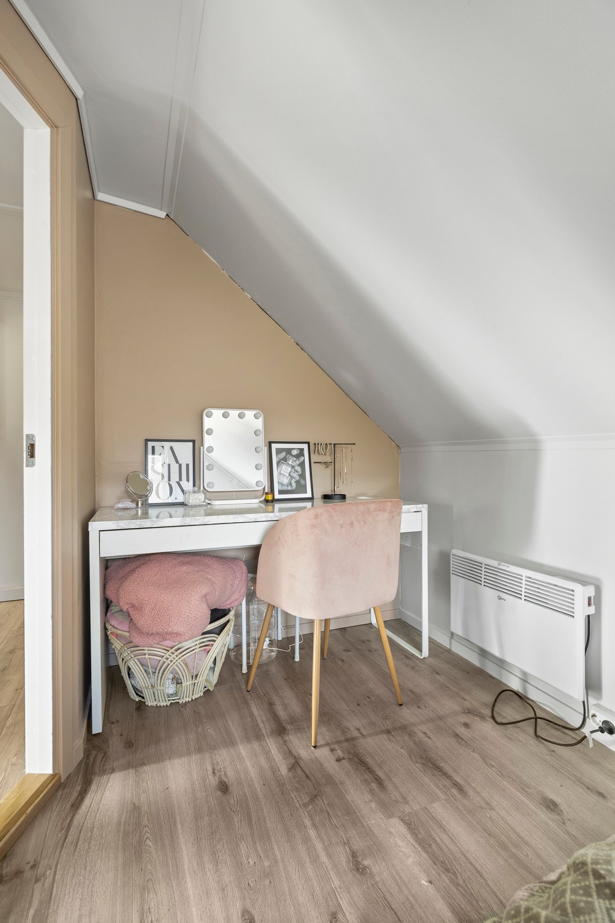 Det er også plass til kontorhjørne på rommet. Galleribilde