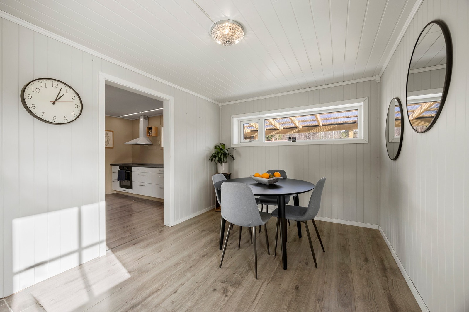 I tilknytning til kjøkkenet er det møblert med spisebord Galleribilde