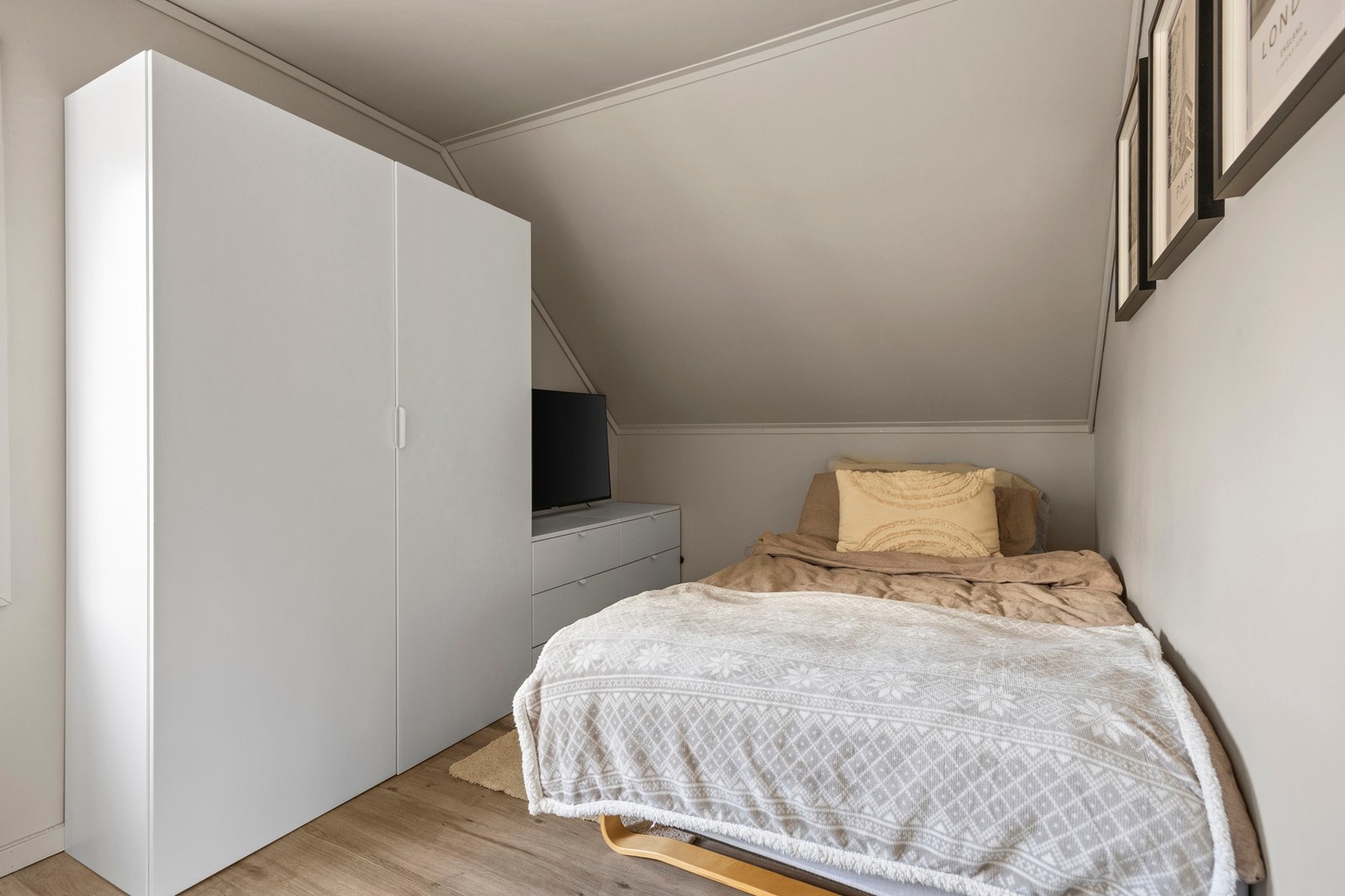 Soverom - 8 kvm. God plass til seng, garderobe og kontorhjørne Galleribilde