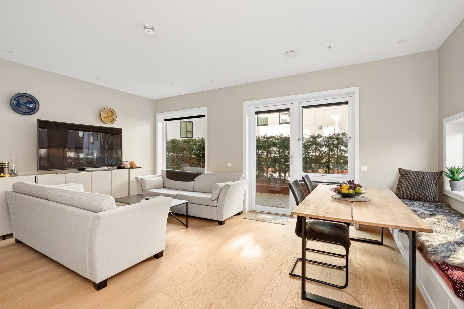 Fra Stua er det utgang til uteplassen. Galleribilde