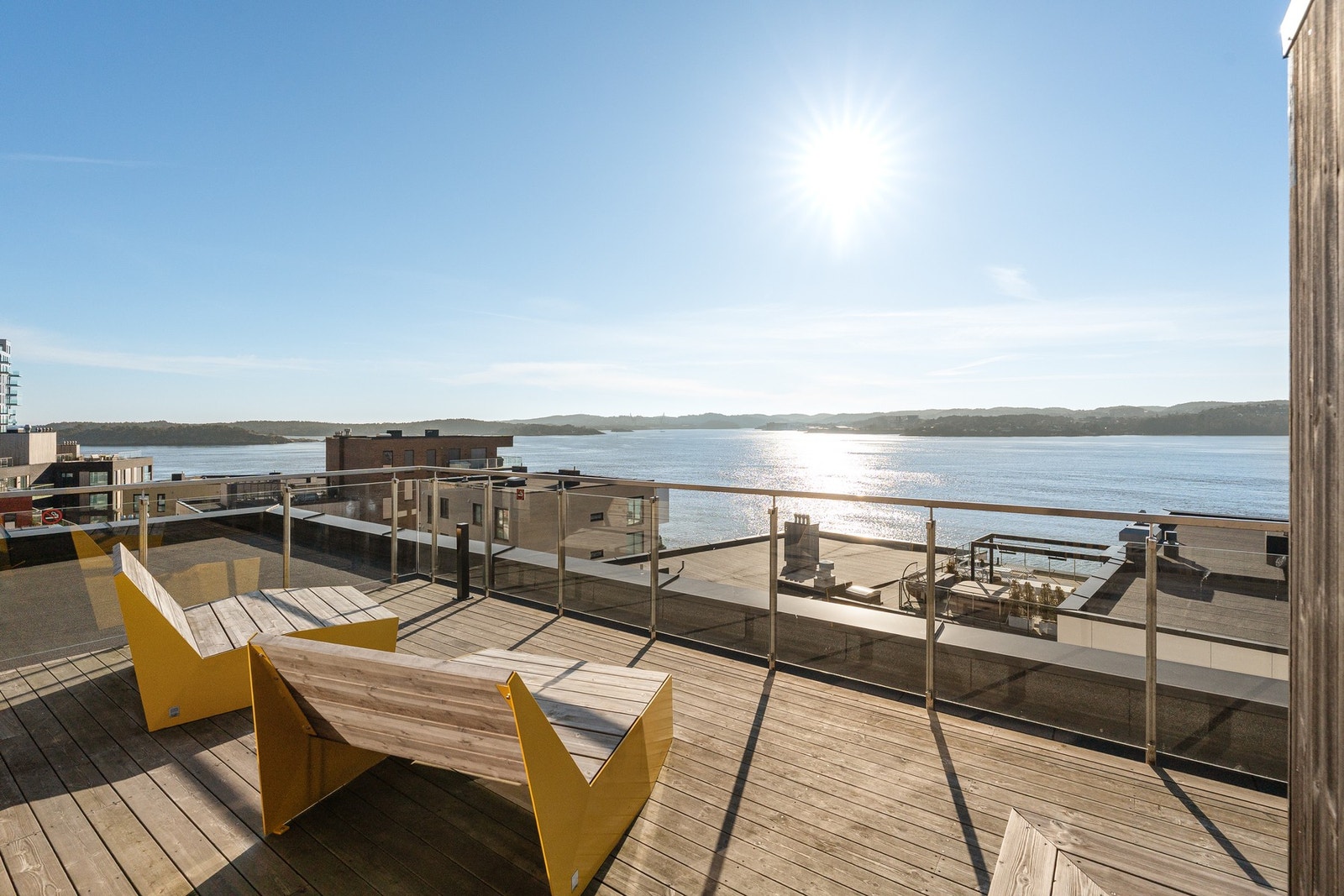 Det er en solrik felles takterrasse med de beste utsiktsforhold. Galleribilde