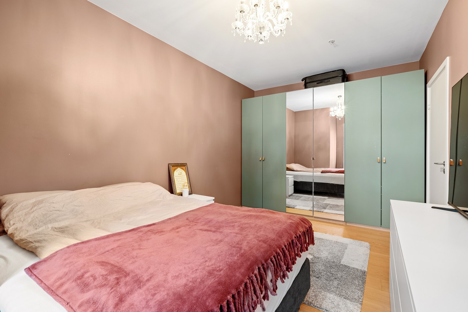 Garderobeskapene, i soverommene og i gangen, følger med i handelen. Galleribilde