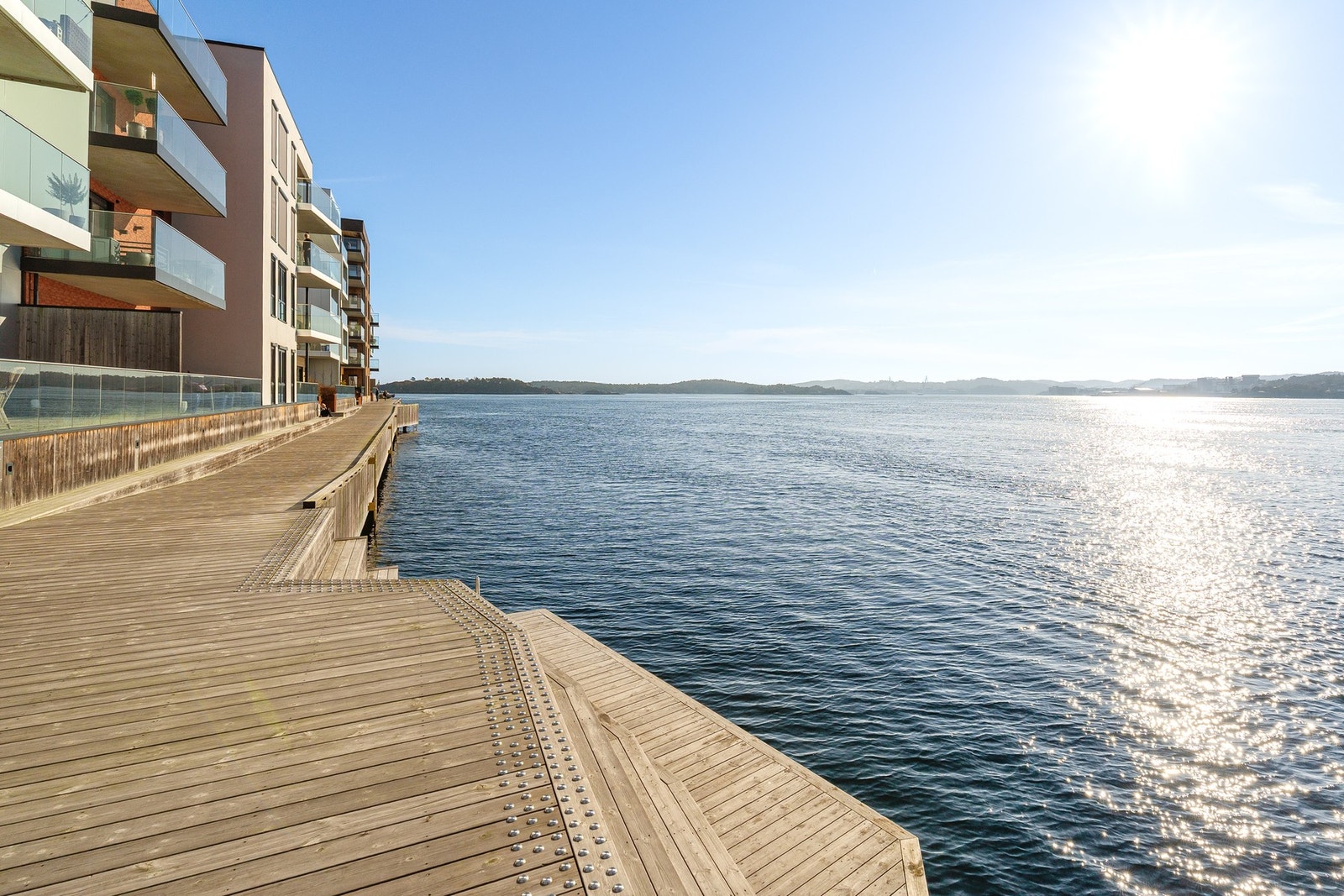 Bryggeanlegget like bortenfor leiligheten. Galleribilde