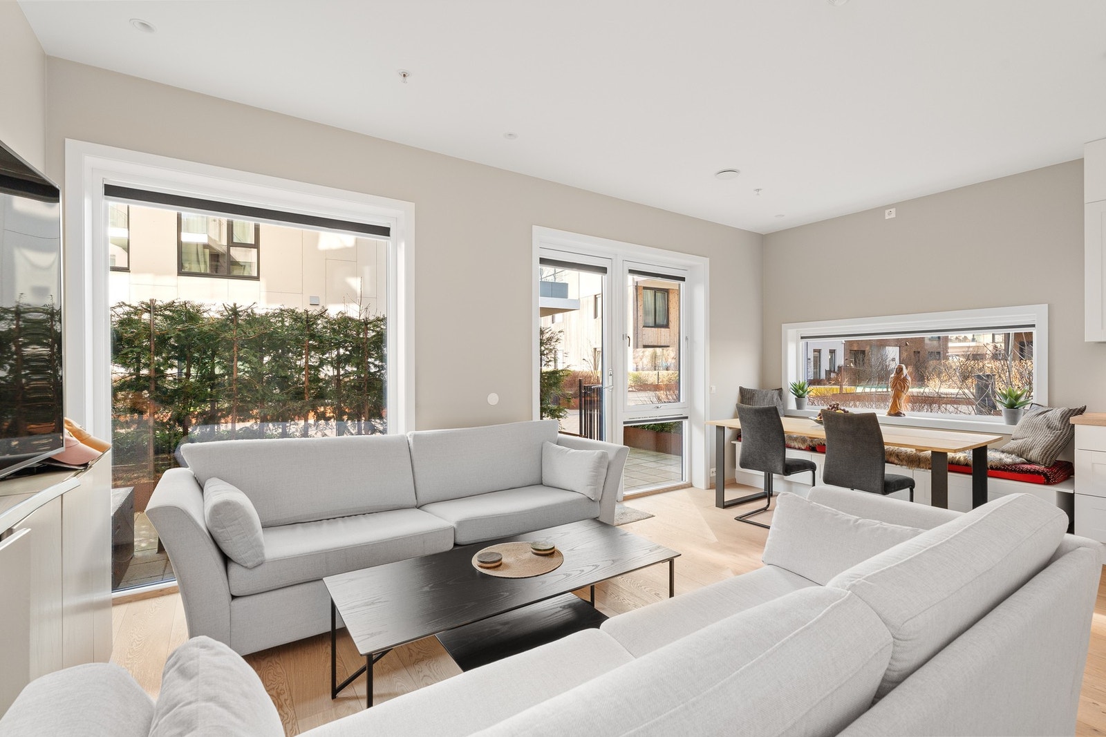 Store vindusflater ut mot den avskjermede uteplassen Galleribilde