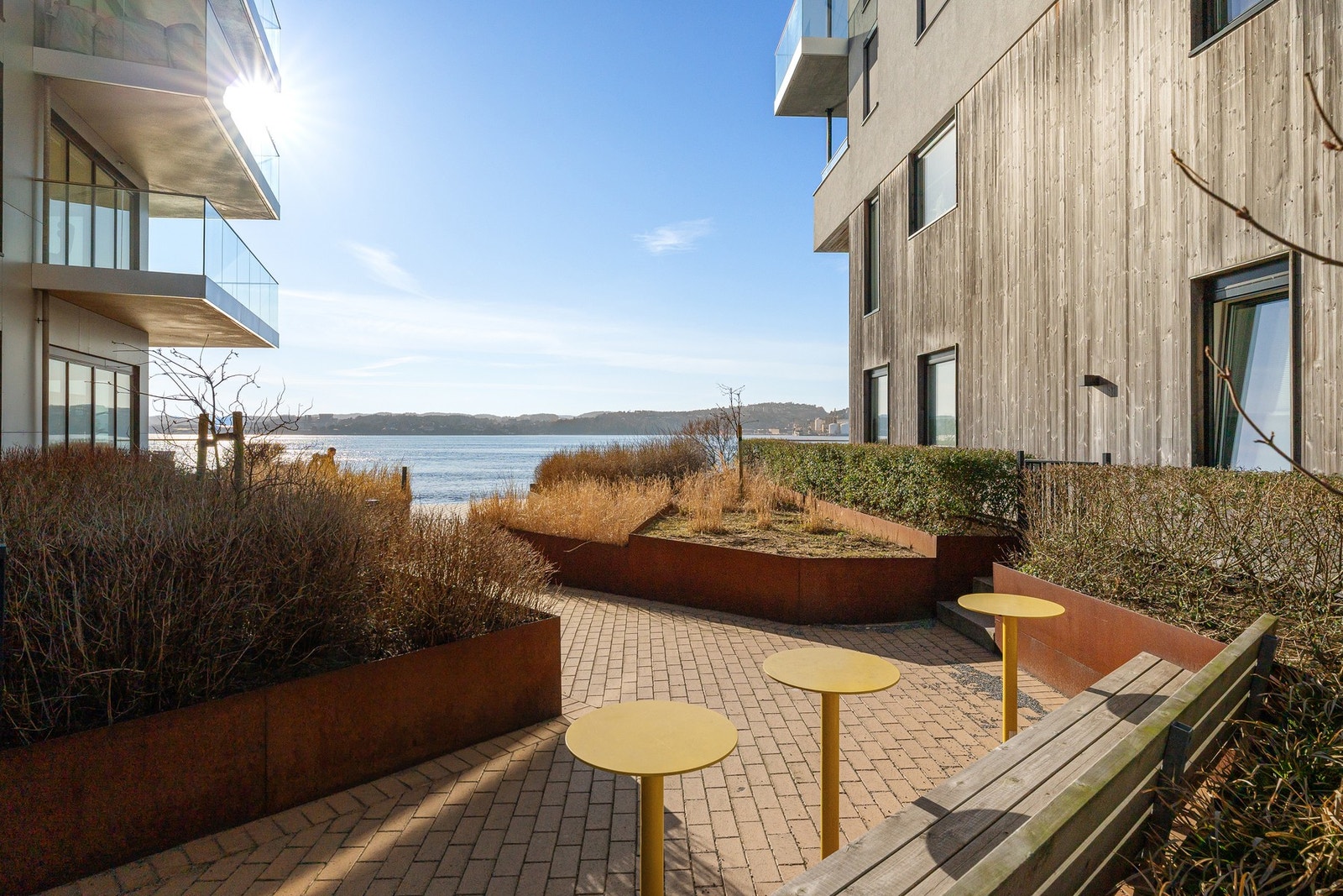 Sjønær beliggenhet med hyggelige fellesområder, brygge med fiske- og bademuligheter. Galleribilde