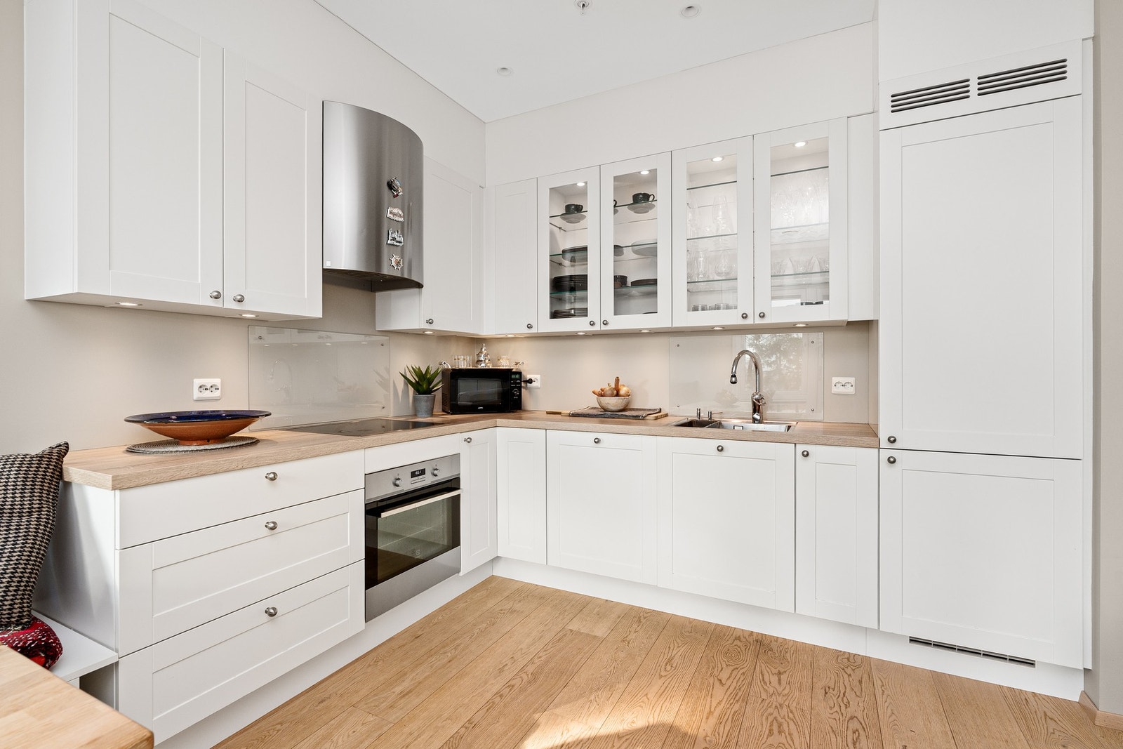 Hvitevarene på kjøkkenet følger med i handelen. Galleribilde