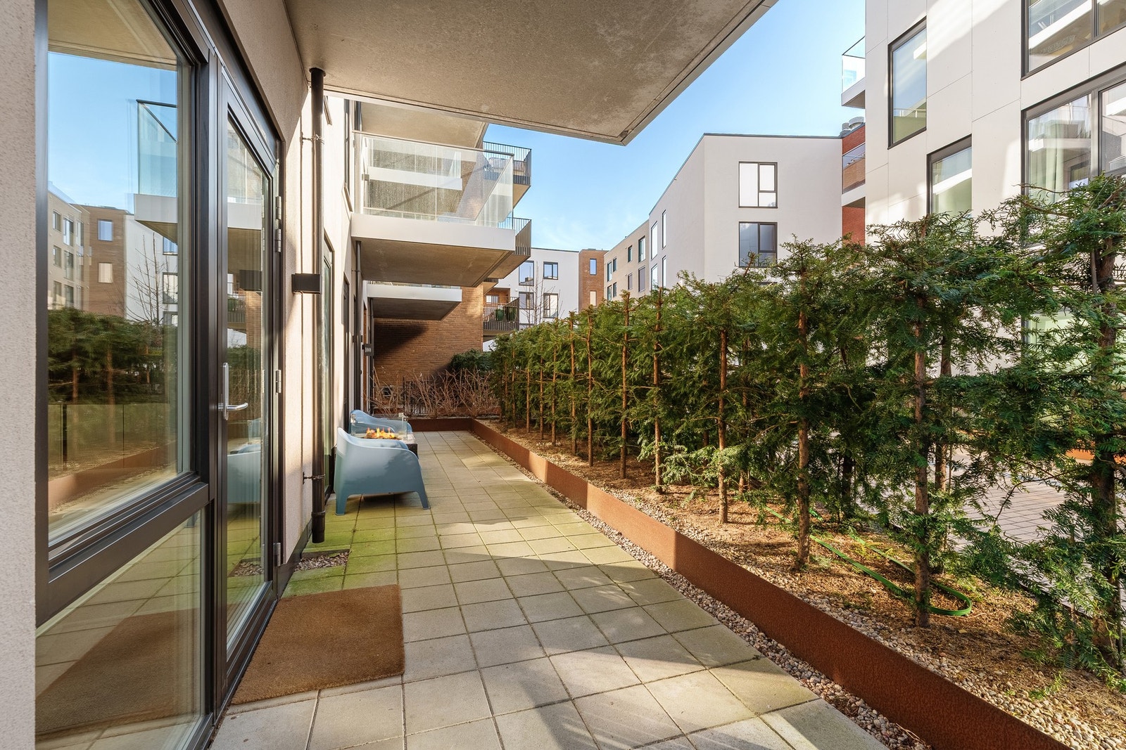 Det er en egen avskjermet uteplass i tilknytning til leiligheten. Galleribilde