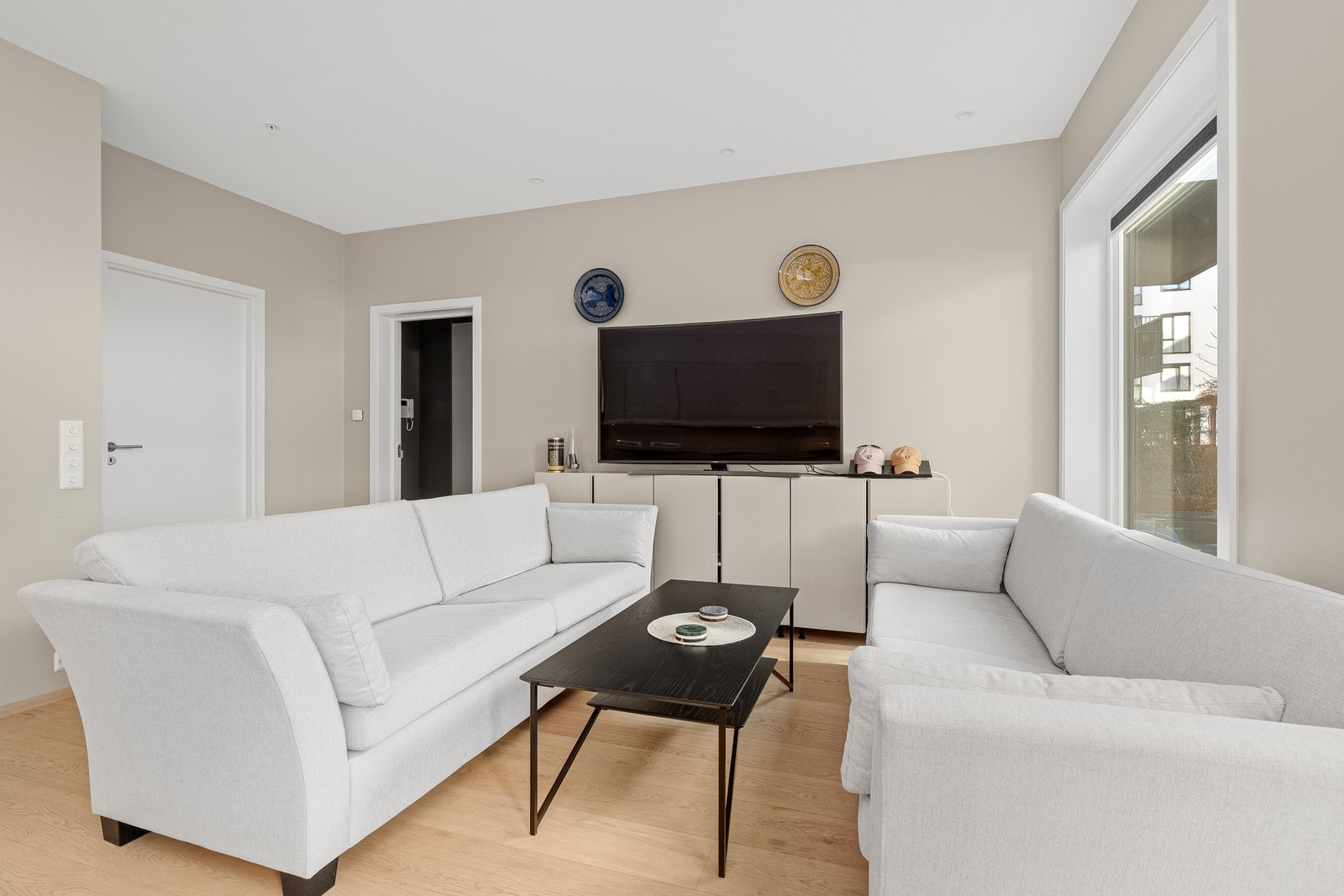 Det er lagt en lun en-stavs parkett i alle rommene med unntak av i våtrommene. Galleribilde