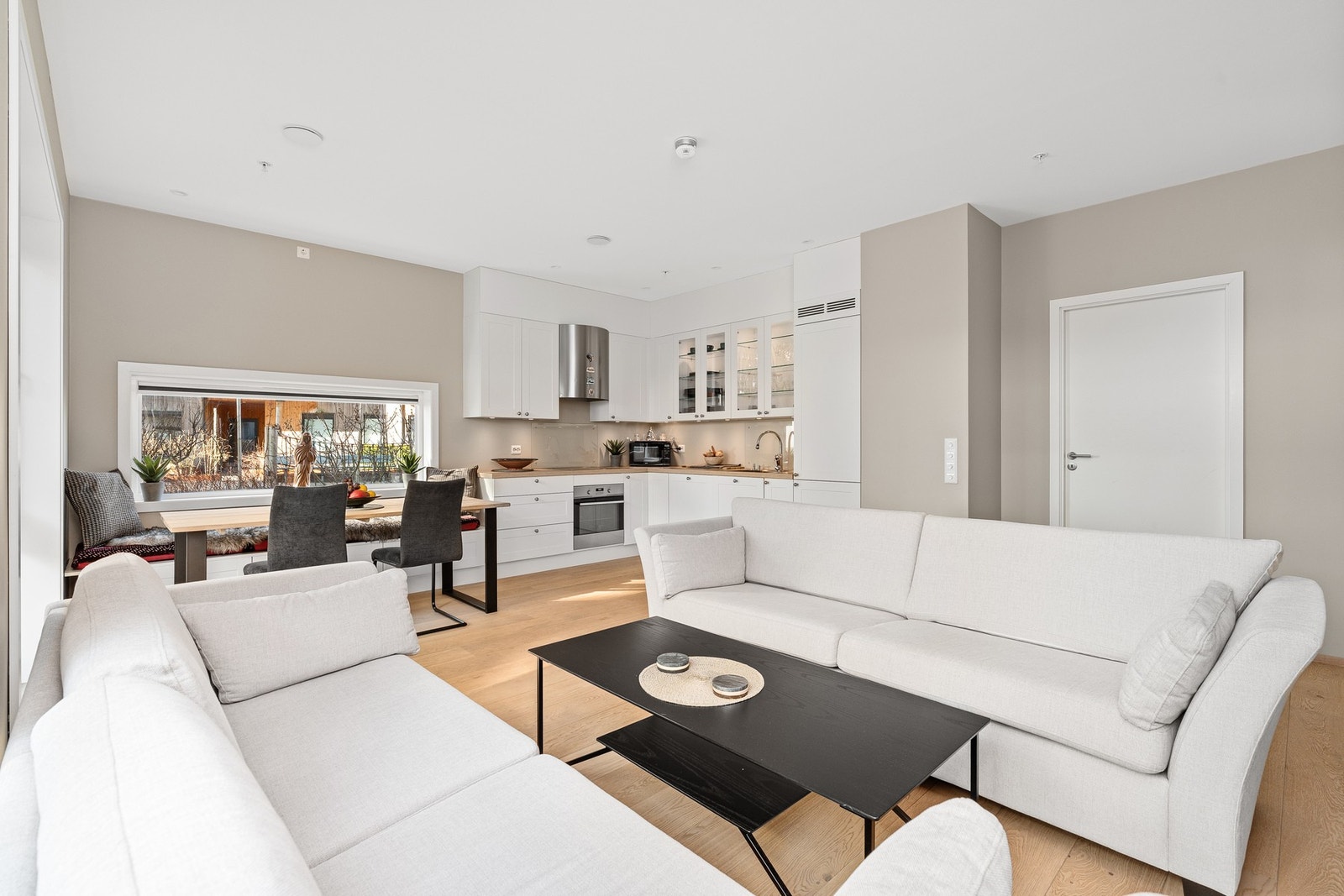 Hele leiligheten er holdt i et lunt fargevalg. Galleribilde