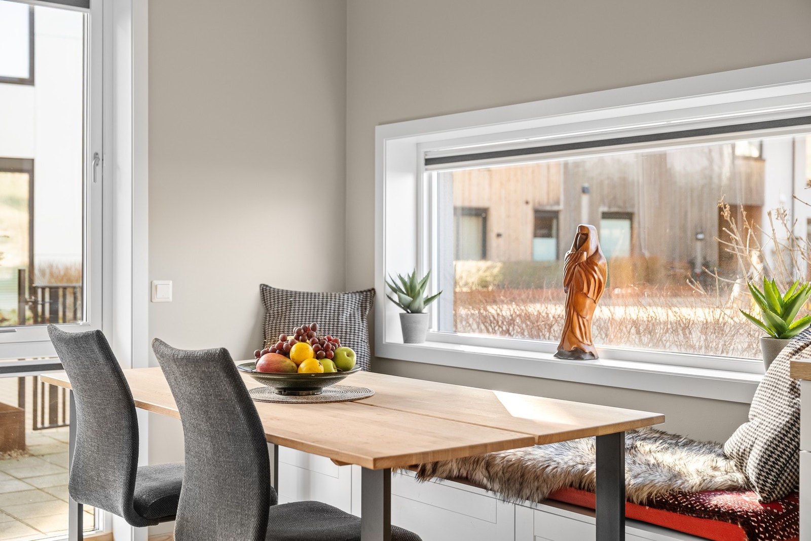 Kjøkkenet har en åpen løsning i tilknytning til stue/spisestue. Galleribilde