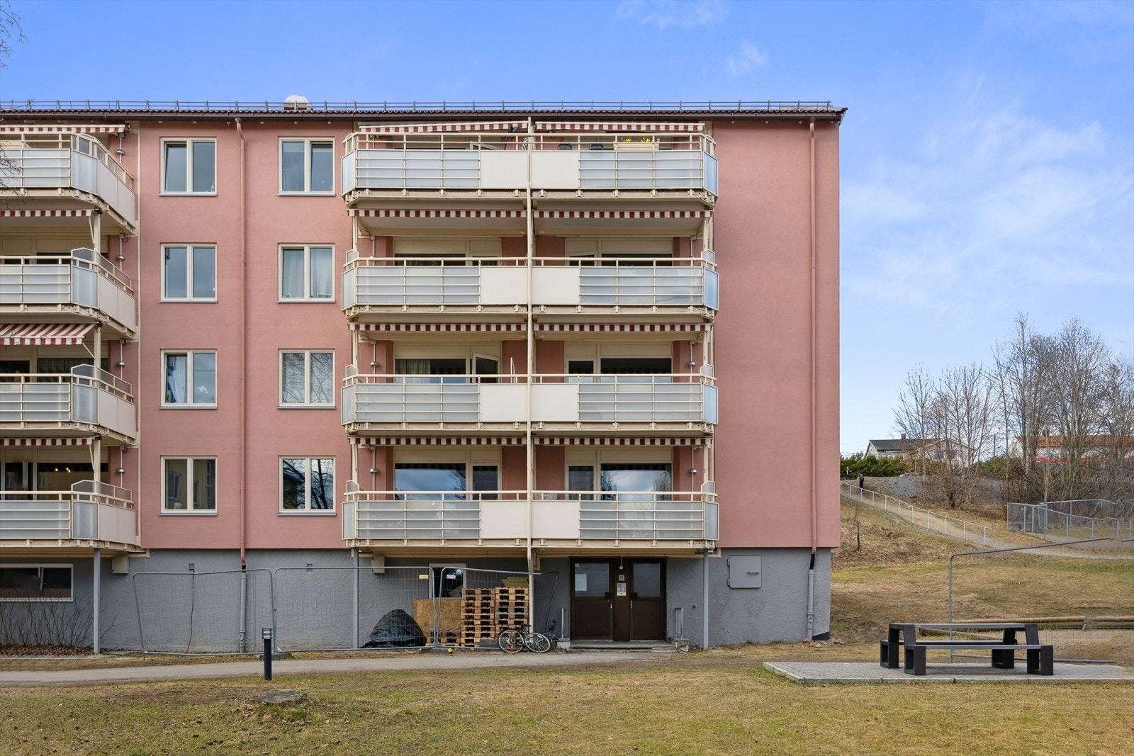 Boligen befinner seg øverst i byggets 4. etg. Her bor du i et stille og rolig nabolag i grønne omgivelser. Galleribilde