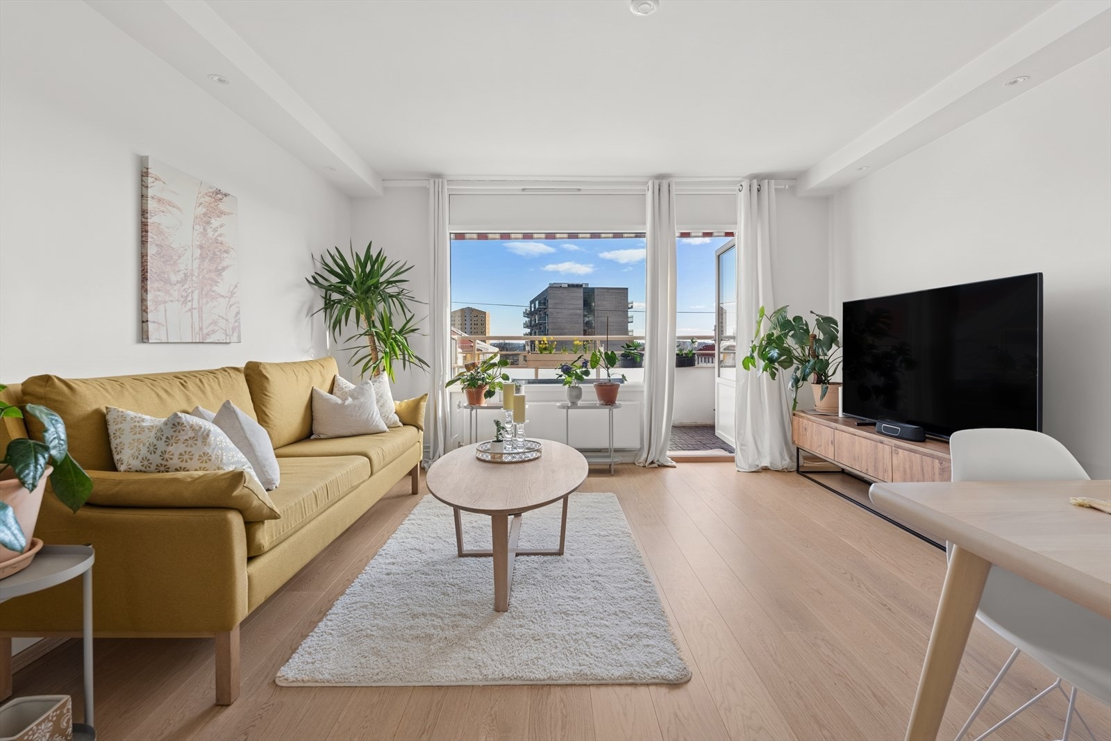 Siden leiligheten ligger høyt i bygget, har du minimal innsyn. De store vinduene og takhøyden på 2,5 meter skaper samtidig en lys og luftig atmosfære. Galleribilde