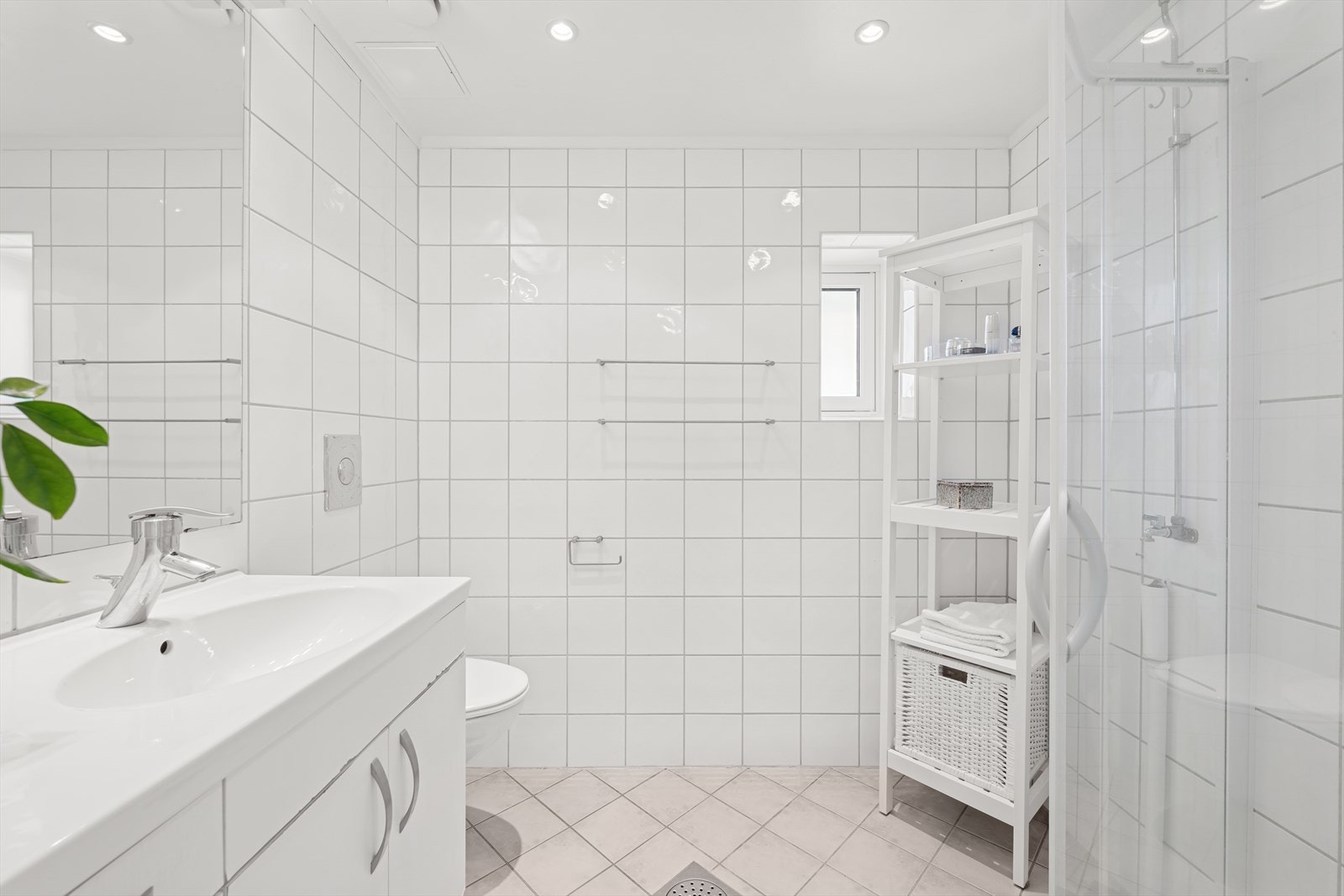 Pent flislagt baderom med varmekabler i gulv. Badet ble modernisert i regi av borettslaget i 2004. Det er opplegg for vaskemaskin. Galleribilde