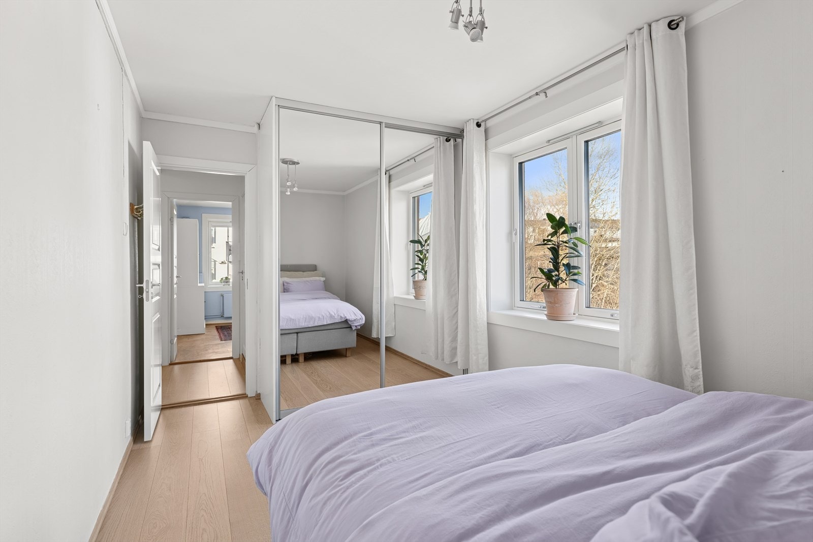 På hovedsoverommet er det god plass til dobbeltseng med nattbord på hver side, i tillegg medfølger det med en romslig og praktisk skyvedørsgarderobe med speilfronter. Galleribilde