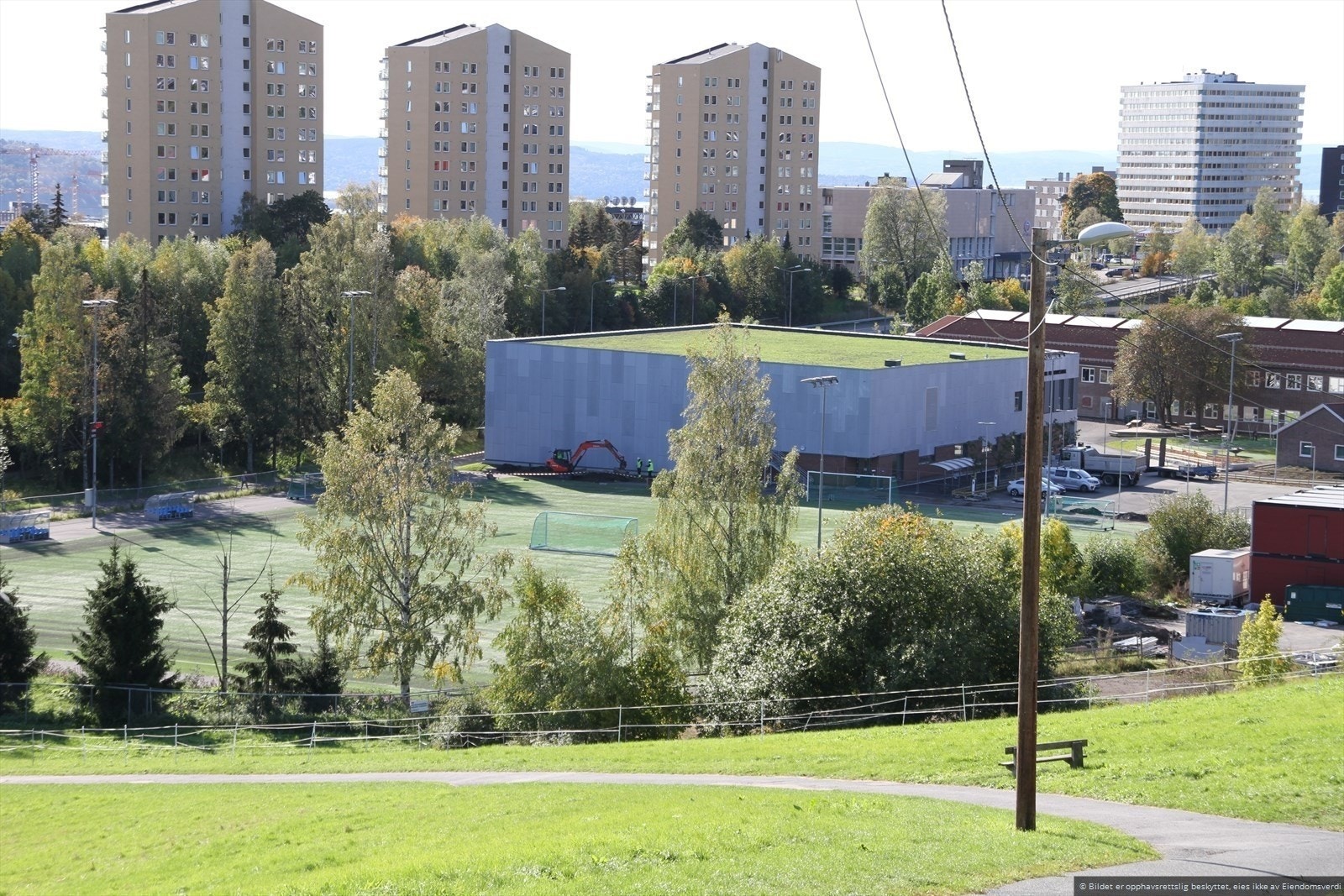 På Årvoll skole har du blant annet en stor kuntsgressbane. Galleribilde