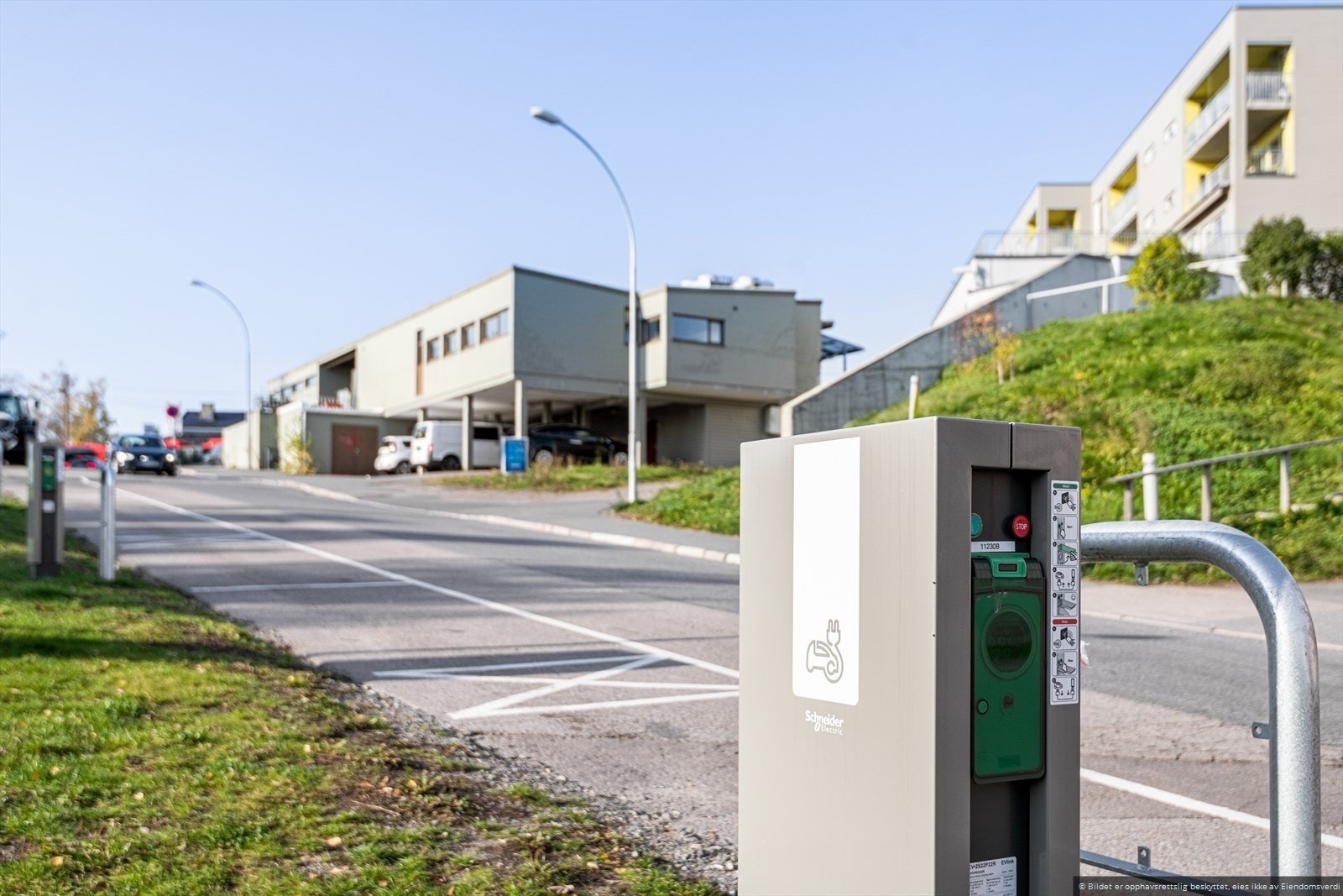 Borettslaget har 73 utleieparkeringer, inkludert noen for elbil, samt to garasjelag med 72 plasser. I tillegg finnes offentlige el-billadere ved inngangen til Bård Skolemesters vei, og 8 ladestasjoner for elbiler med venteliste via borettslaget. Galleribilde