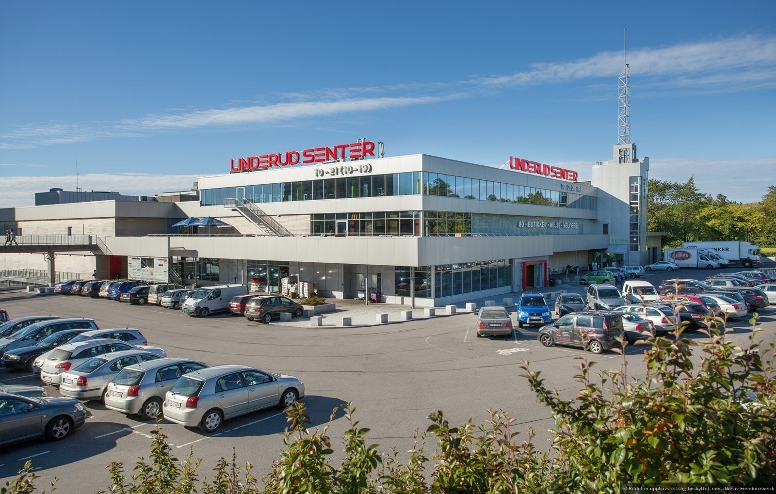 Fra boligen er det kun en liten kjøretur til Linderud senter med over 60 butikker/utsalgsteder. Galleribilde