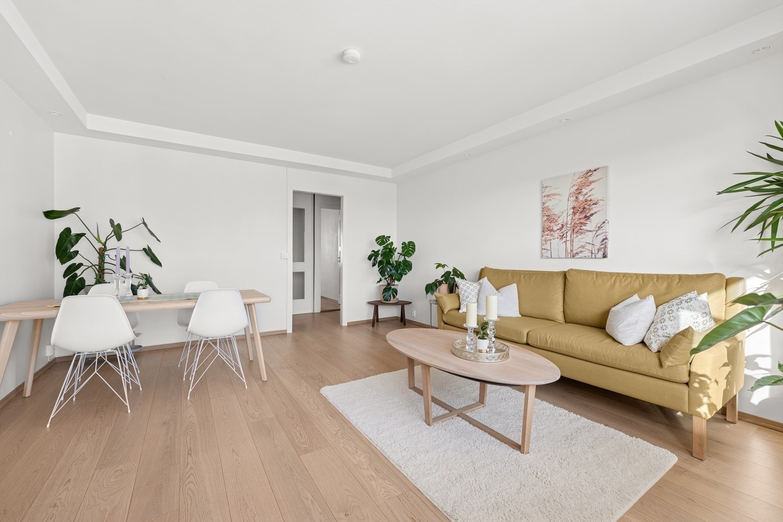 I 2019 ble leiligheten modernisert med blant annet ny 1-stavs parkett, helsparklede og nymalte vegger i gang og stue, samt oppussede soverom. I tillegg ble det montert en kasse for downlights, som gir et stilrent uttrykk. Galleribilde