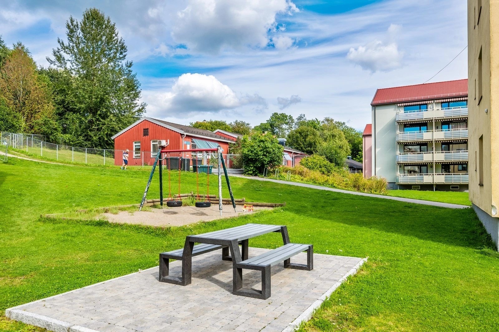 Årvoll Vest Borettslag er beliggende i et godt etablert, barnevennlig og populært boligområde på Årvoll. Galleribilde