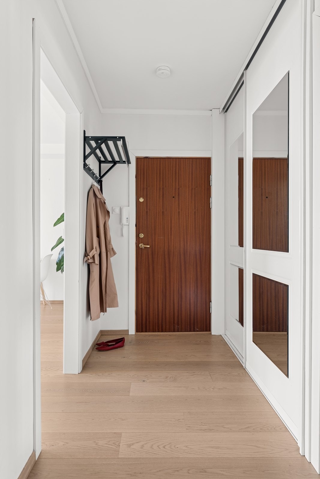 Her har du god plass til av- og påkledning. En praktisk skyvedørsgarderobe følger med, og gir god oppbevaringsplass for jakker og sko. Galleribilde