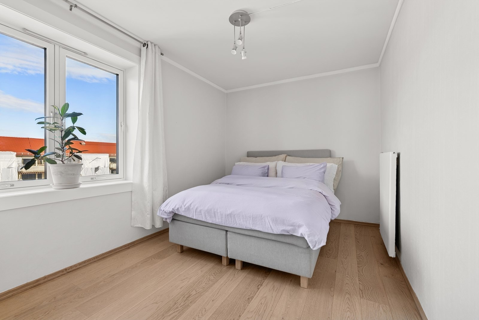 Leiligheten byr på to gode soverom, praktisk plassert på hver ende av leiligheten. Galleribilde