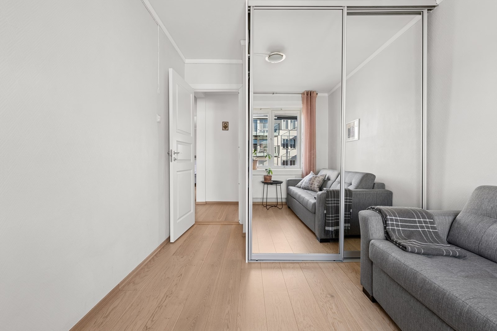 Her finner du også en praktisk skyvedørsgarderobe med elegante speilfronter. Galleribilde