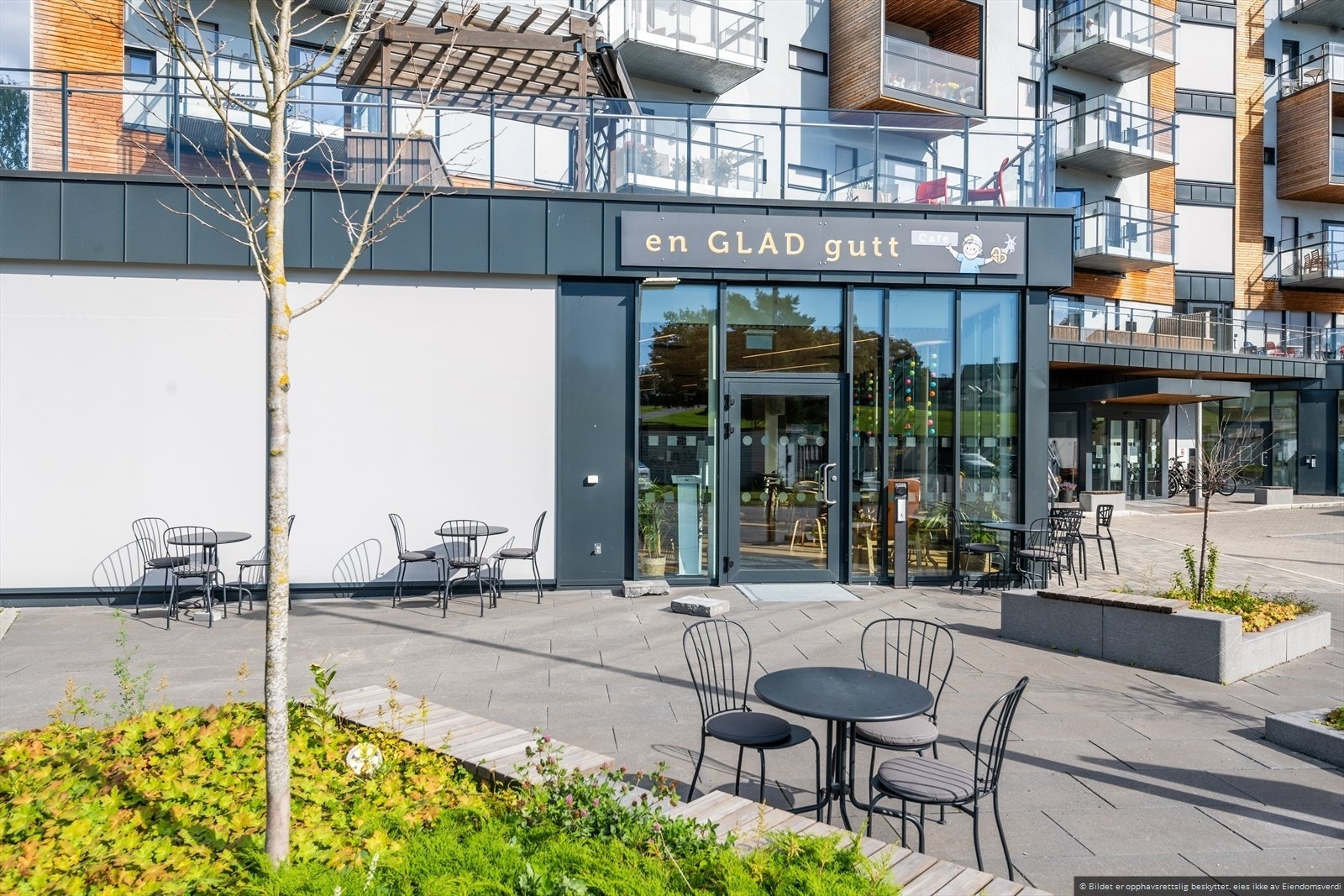 Rett rundt hjørnet i Øivinds Vei 2 finner du "en glad gutt" kafé. Galleribilde