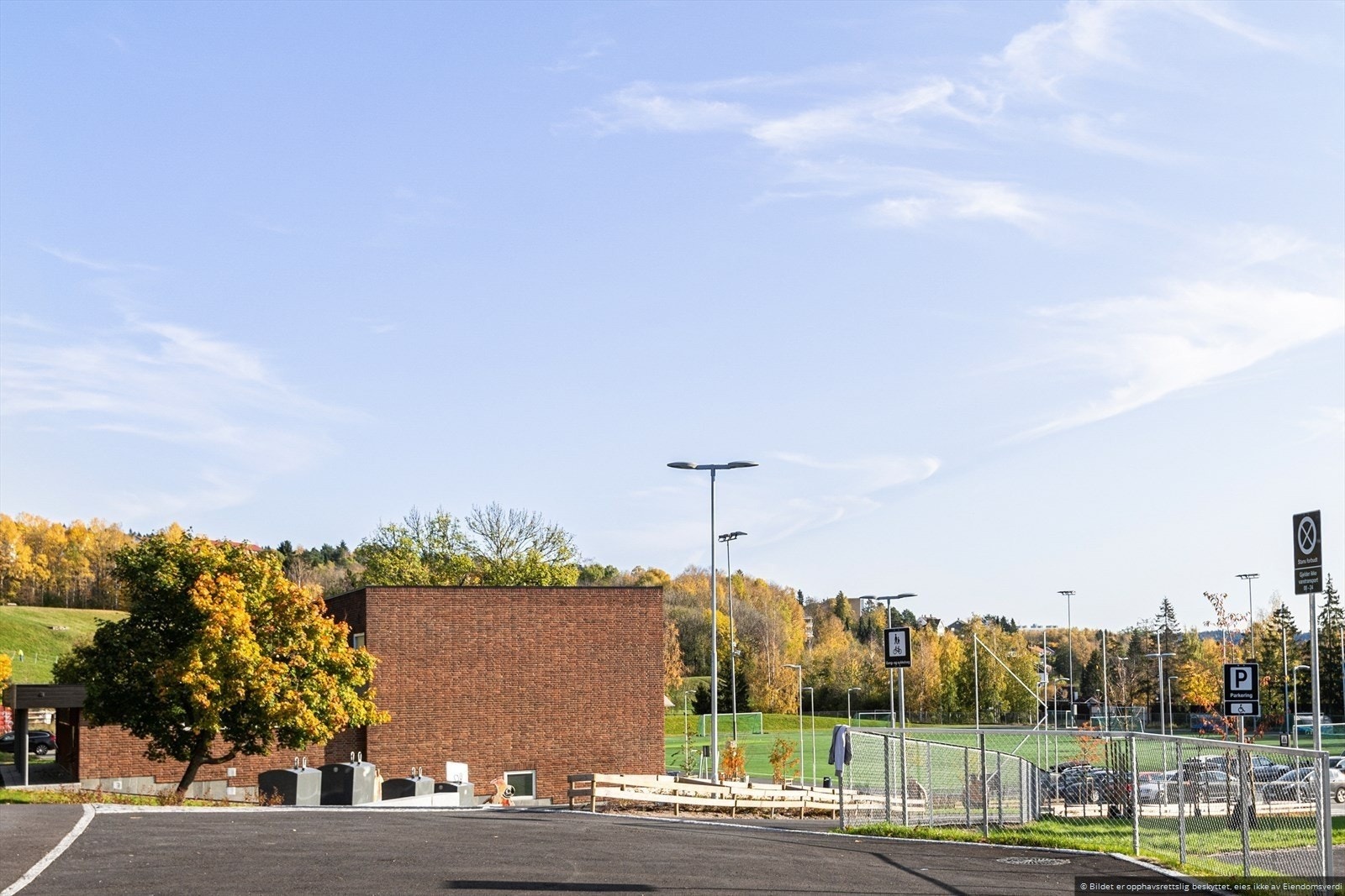 Det er fotball - og tennisbaner i nærheten. Galleribilde
