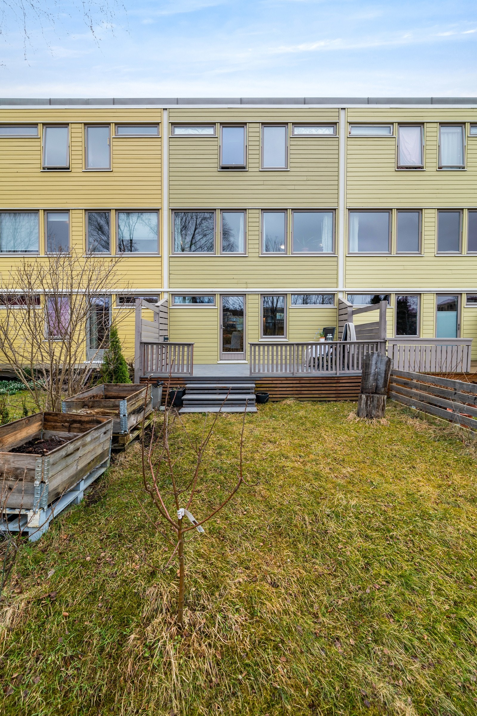 Uterommet er opparbeidet med epletrær, bringebærbusker, ripsbusker og dyrkekasser. Galleribilde