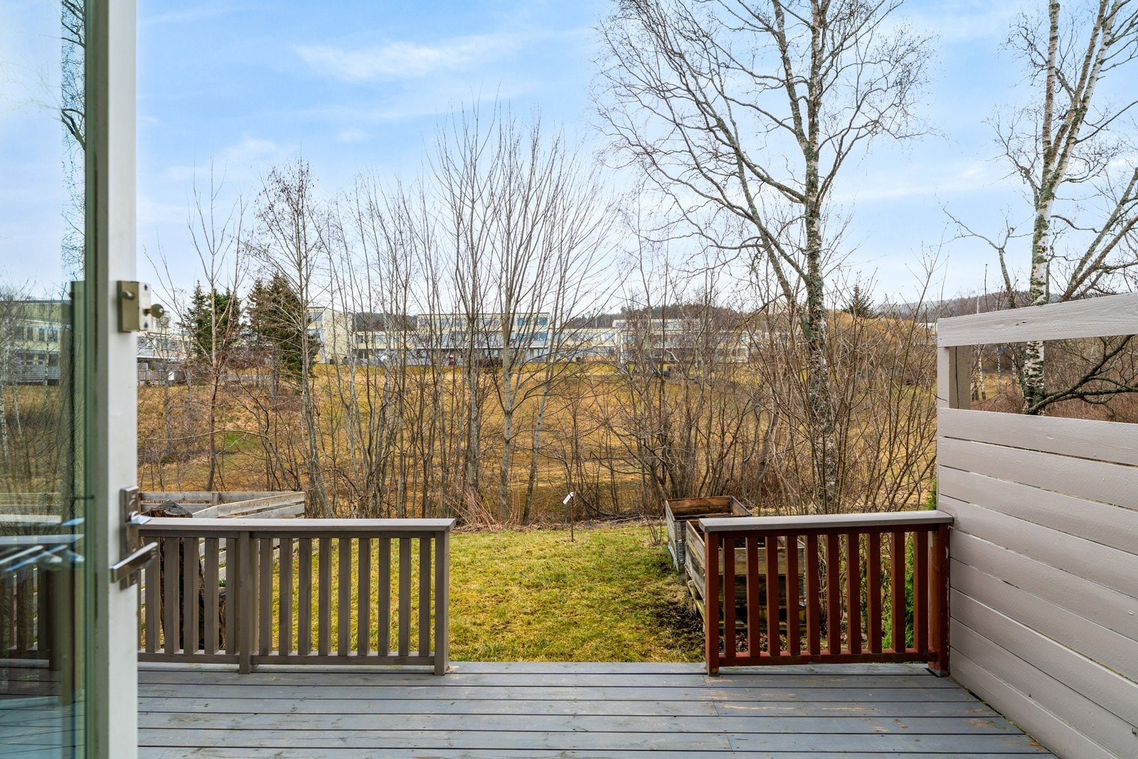 Uteplassen grenser til friareal, noe som sørger for fritt utsyn over borettslagets grøntområde. Galleribilde