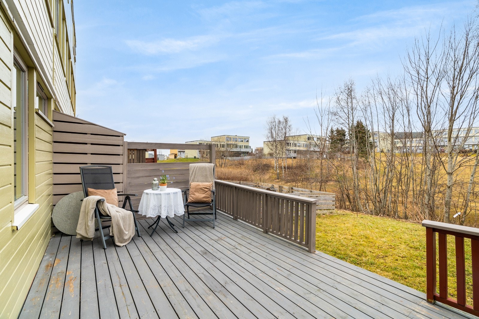 Leiligheten ligger fint til i 1. etasje med en svært god beliggenhet i feltet, grensende mot grønne, åpne fellesområder. Galleribilde