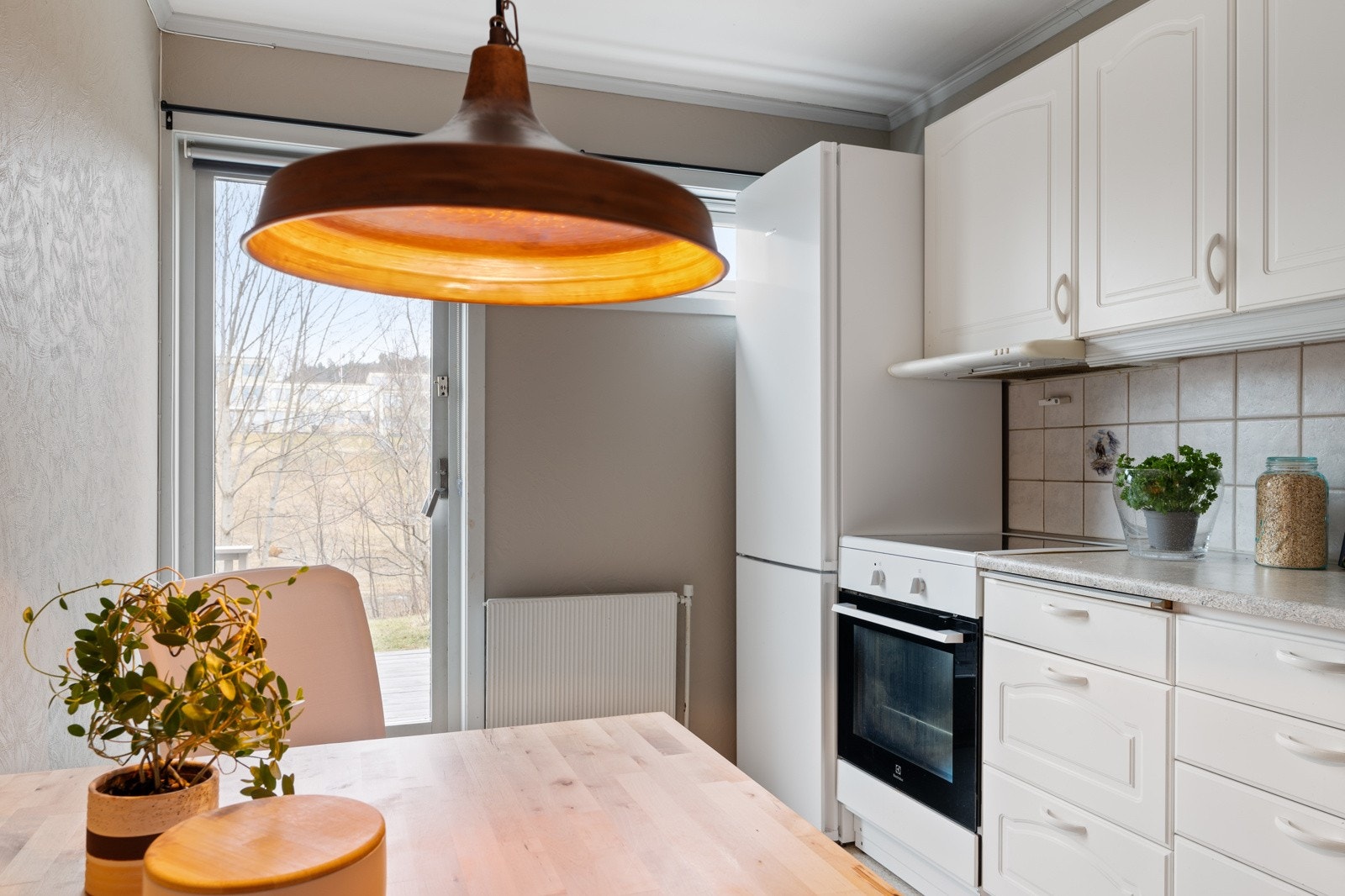 Fra kjøkkenet er det adkomst til en østvendt terrasse. Galleribilde