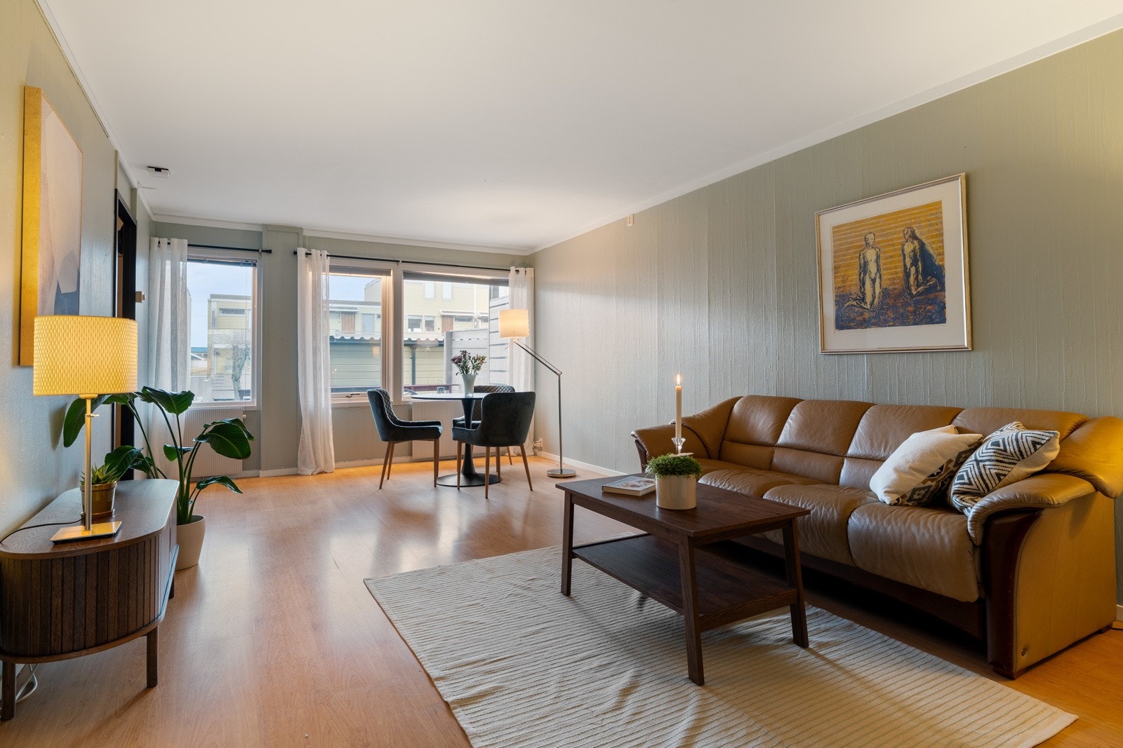 Stuen har en fin utforming og størrelse som gir plass til både spisebord, sofagruppe og mediemøblement. Galleribilde