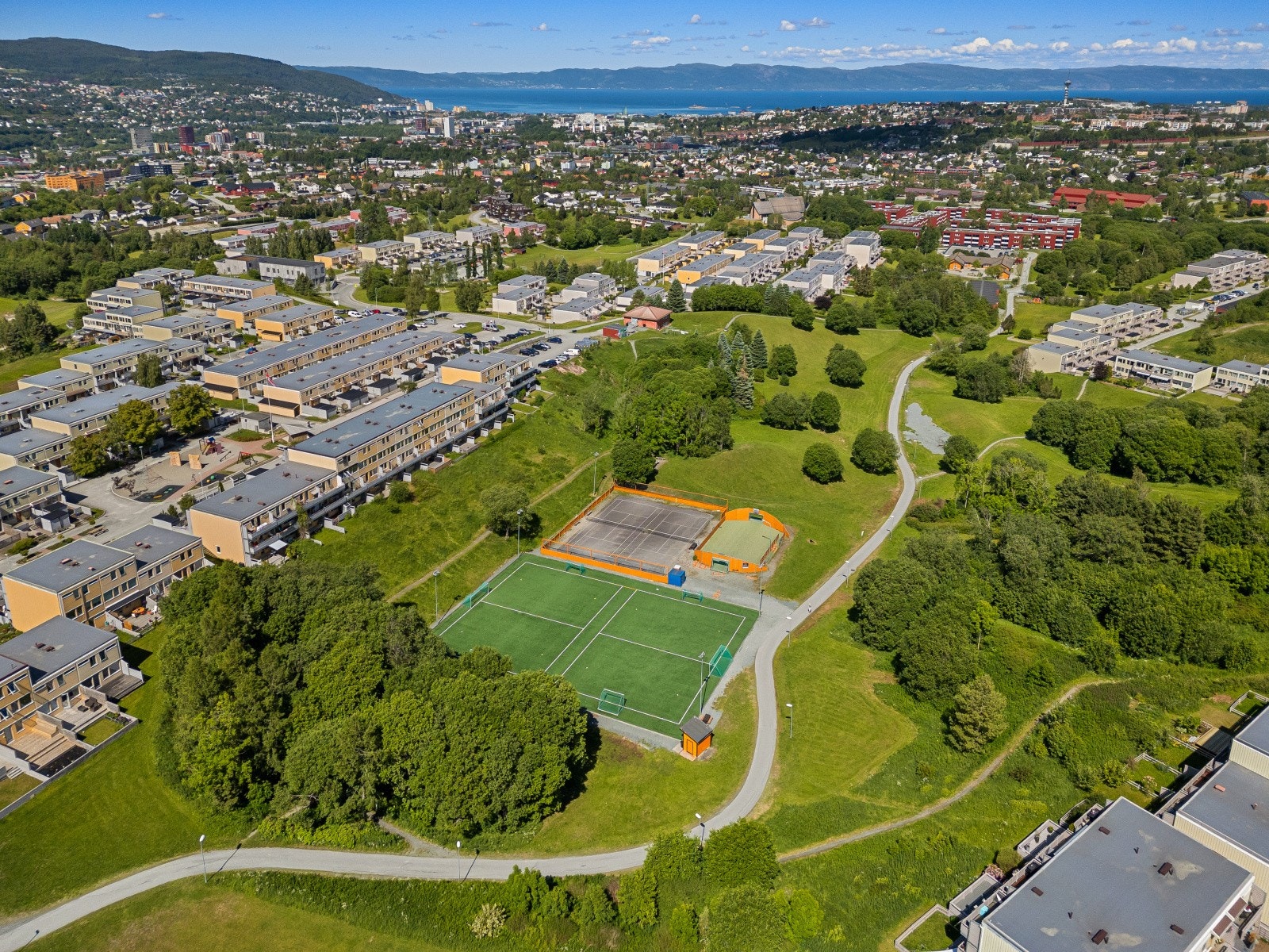 Borettslaget har store, fine grøntområder rundt husene og flere lekeplasser fordelt på tunene. Like i nærheten har man blant annet fotball- og tennisbaner, discgolf og minigolfbaner. Galleribilde